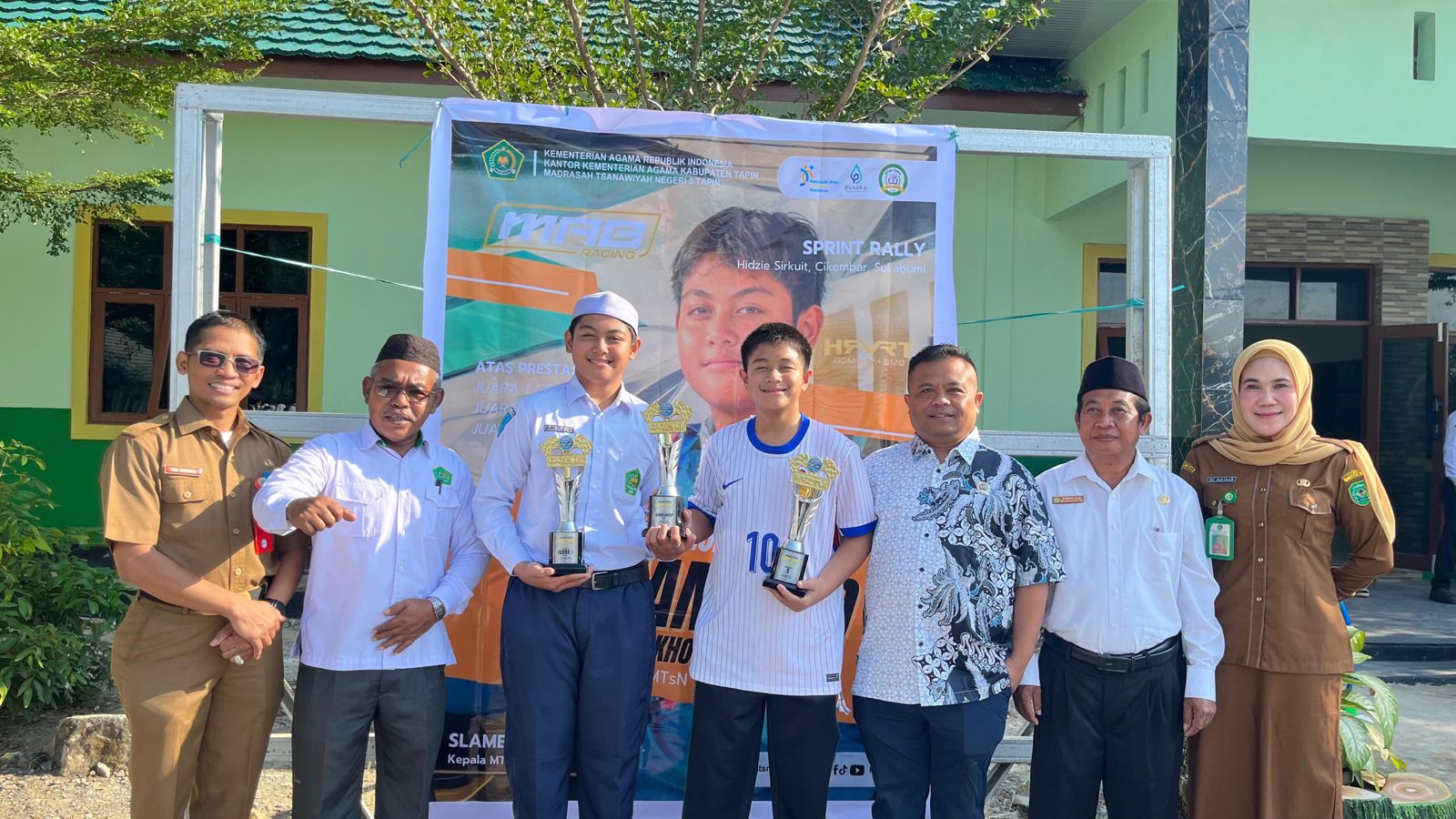 APRESIASI: Jajaran dewan guru MTsN 3 Tapin serta dinas pemuda dan olahraga (Dispora) memberikan apresiasi ke Muhammad Kholilul Rahman.