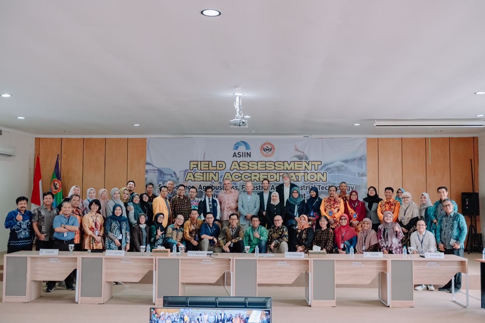 MOMEN: Rektor ULM beserta civitas akademika bersama asesor ASIIN usai sesi evaluasi akreditasi internasional di ULM.
