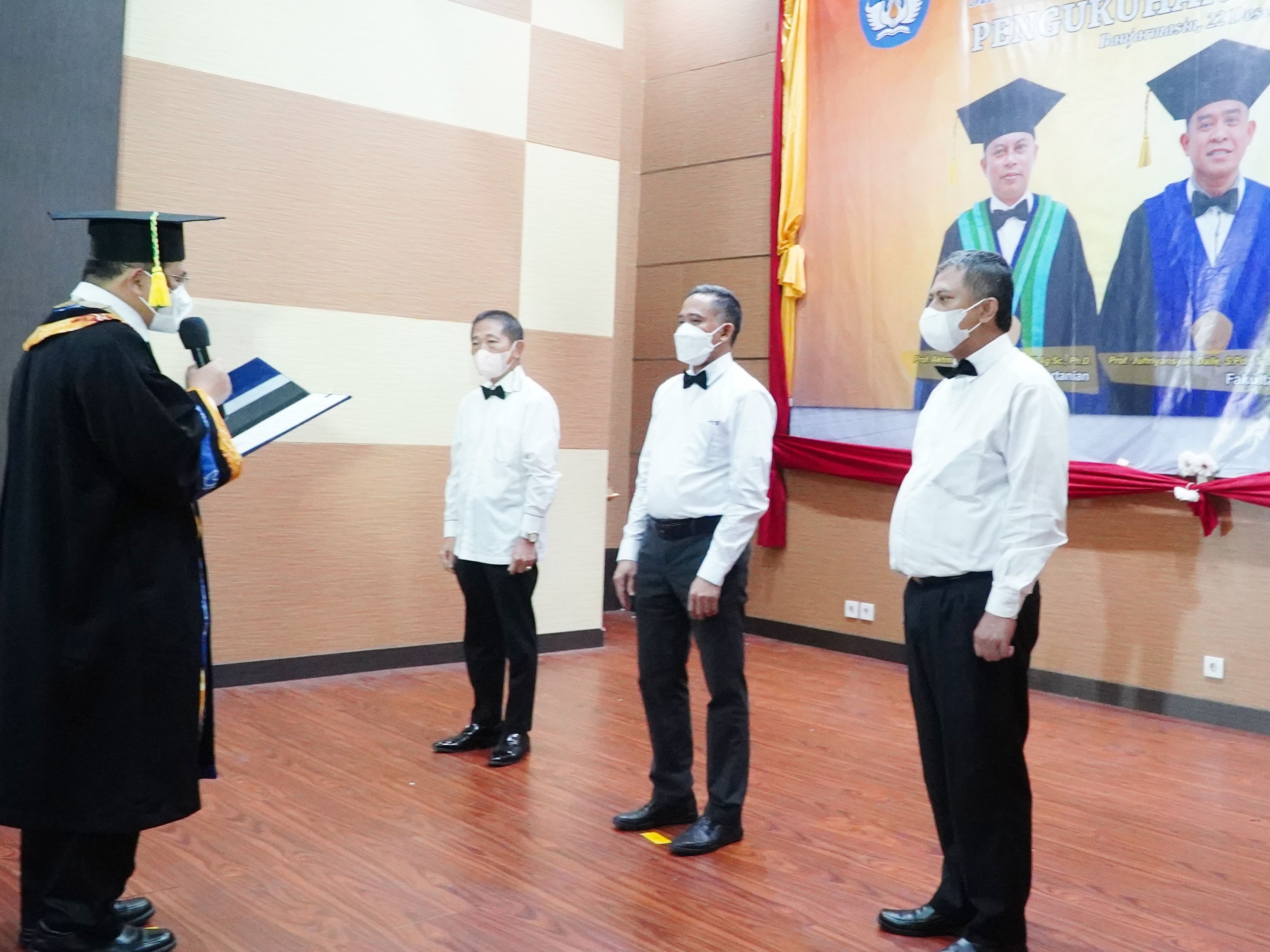PALING DICARI: Sidang terbuka Senat ULM yang mengukuhkan gelar Guru Besar untuk Prof Juhriyansyah Dalle (tengah) pada Desember 2021.