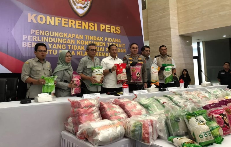 BARANG BUKTI: Satgas Pangan Polri menunjukkan sampel beras premium dan medium yang diduga melanggar aturan dalam peredarannya. (Syahrul Yunizar/Jawa Pos)