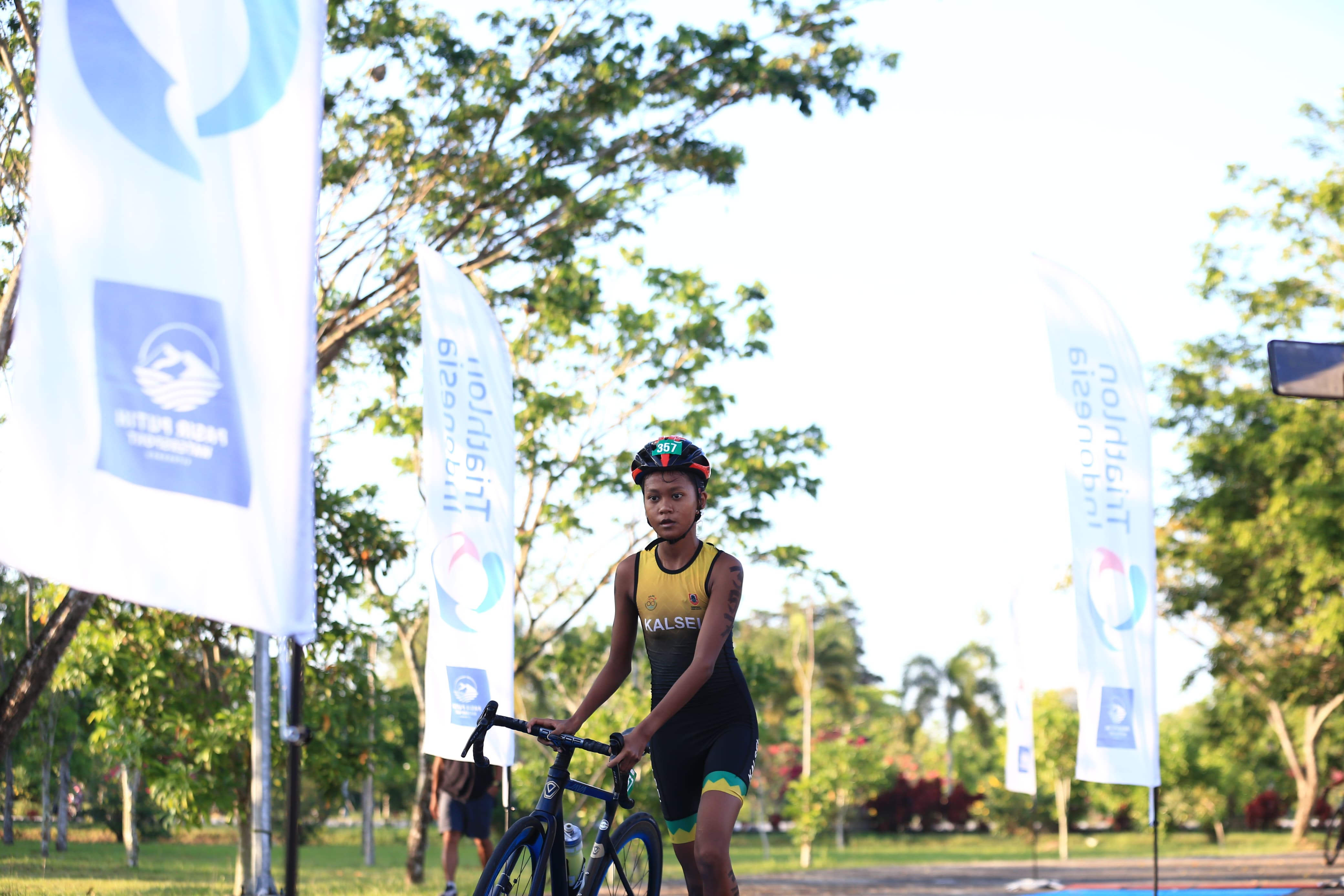 MENYELESAIKAN: Atlet muda Kalimantan Selatan, Nikeysah Alya Dewina Anwar, usai menyelesaikan lomba kategori youth dalam Kejurnas Triathlon Seri 3 di Banjarbaru, Sabtu (20/7). (M Idris Jian Sidik)