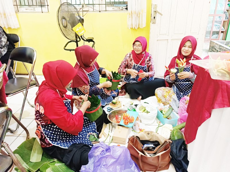 BIKIN TUMPENG: Kelompok pelatihan di Kelurahan Syamsudin Noor saat belajar membuat tumpeng, Kamis (24/7).