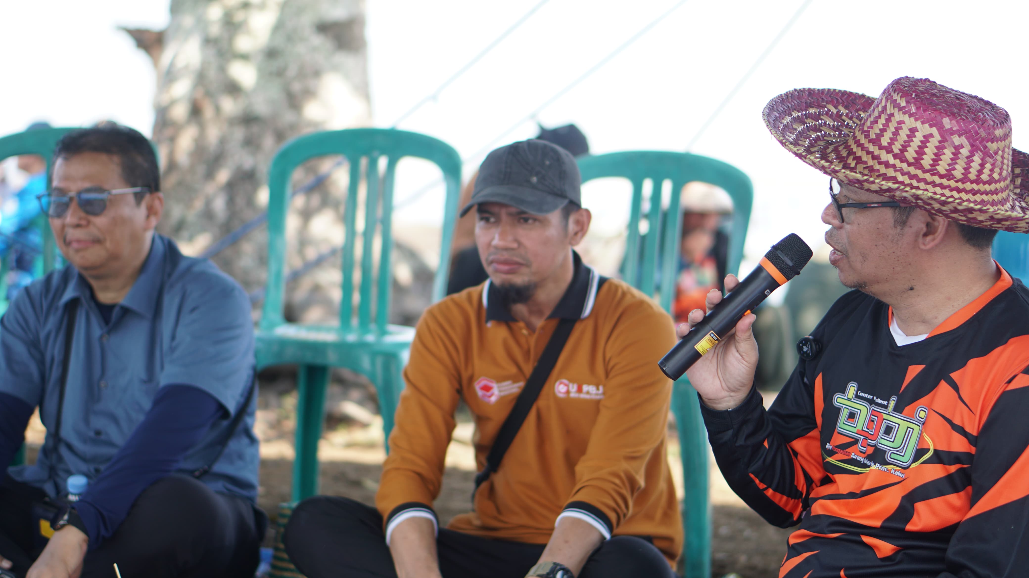 MOMEN:Kepala Biro PBJ Provinsi Kalsel, Rahmaddin (kanan) menutup Rakortek UKPBJ se-Kalsel di Pulau Sambujur, Kabupaten HSU, Kamis (24/7/2025).