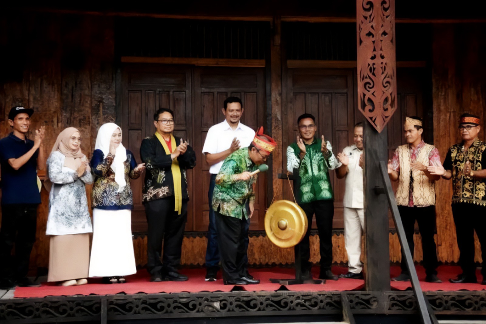 DIMULAI:Sekretaris Daerah Kabupaten Balangan Sufianoor memukul gong tanda dimulainya adat Mesiwah Pare Gumboh untuk menarik wisatawan.