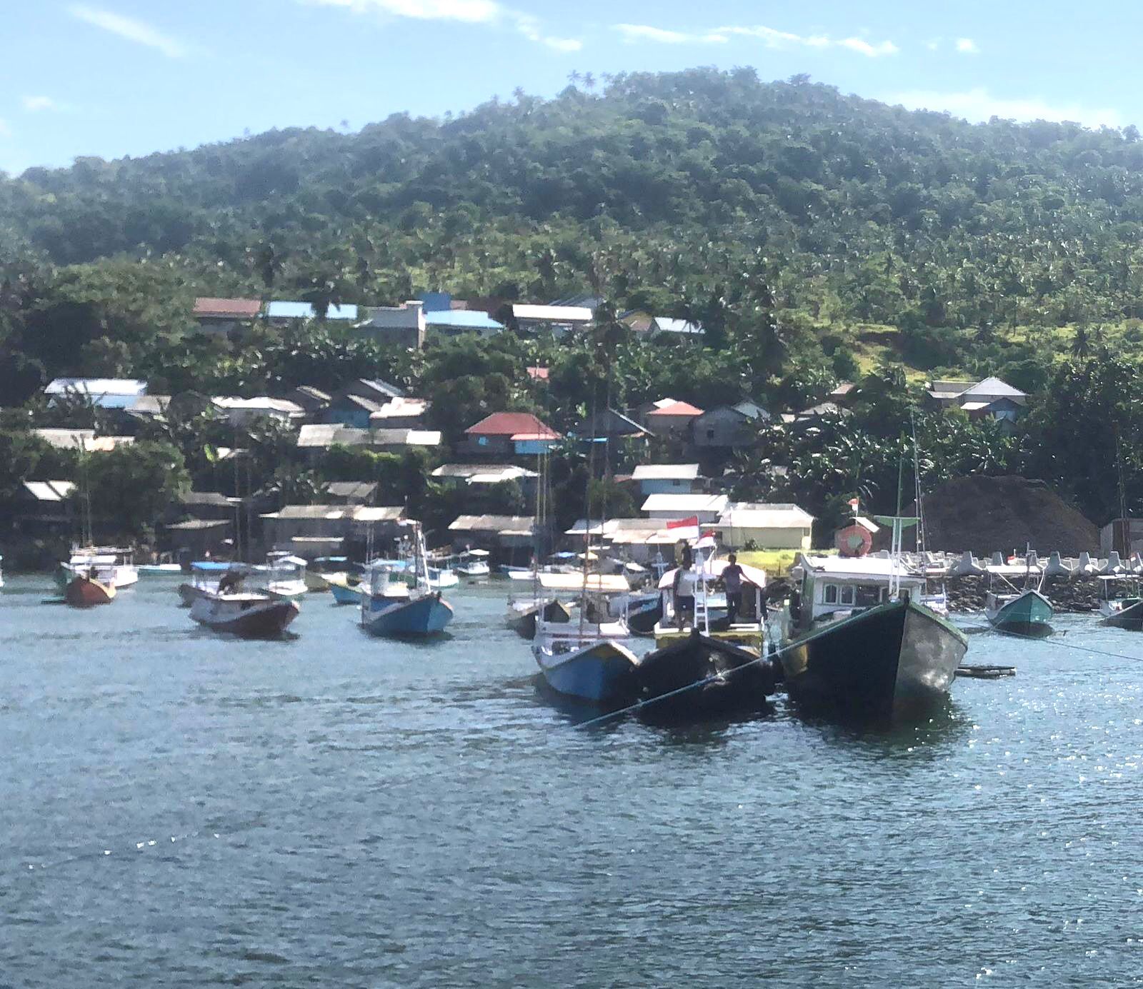 PULAU SEMBILAN: Salah satu suasana kapal nelayan yang ada di Pulau Sembilan yang pernah di foto Radar Banjarmasin. (Foto: Jumain/ Radar Banjarmasin)