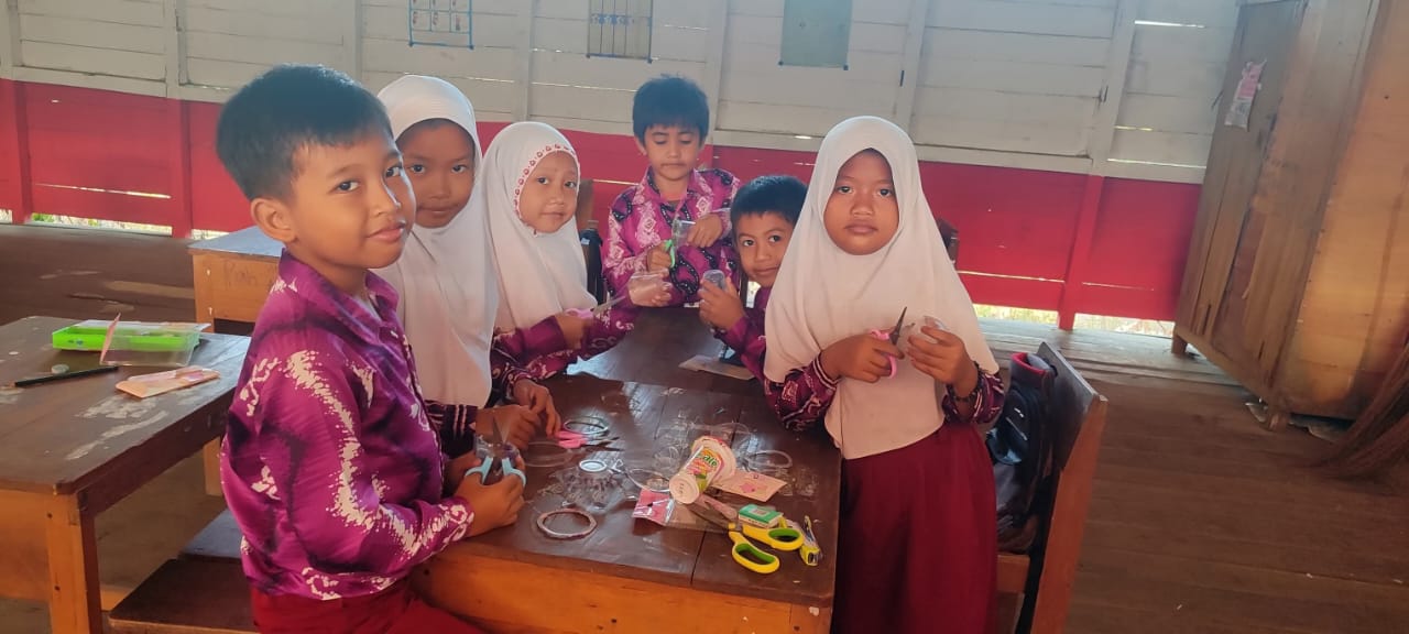 GALAKSI: Inovasi Galaksi SD Negeri Baruh Panyambaran 2 Paringin Balangan ubah sampah menjadi kreasi. (Foto: Ernawati untuk Radar Banjarmasin)