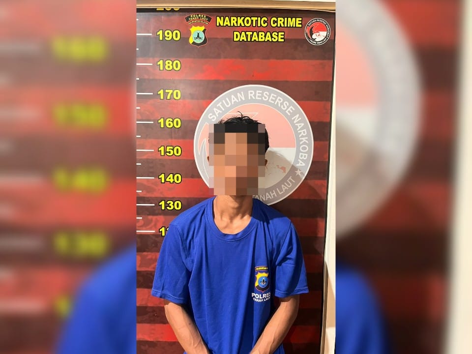 BEKUK: MA (31) asal Kandangan Baru diamankan Satresnarkoba Polres Tala. Sebelumnya penggeledahan MA disaksikan warga. (Foto : Humas Polres Tala untuk Radar Banjarmasin).