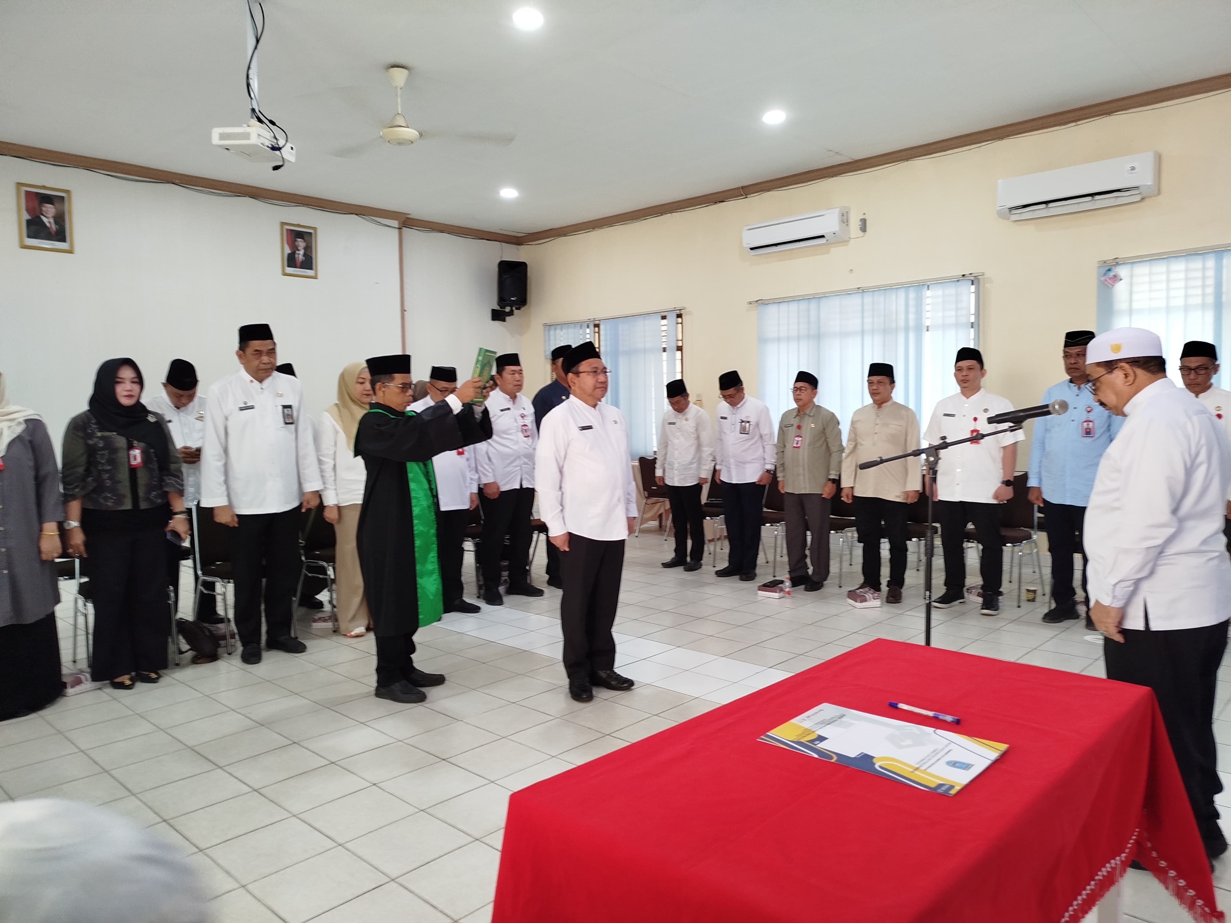 DILANTIK: Mokhamad Hilman mengucap sumpah jabatan sebagai Staf Ahli Bidang Ekonomi, Pembangunan dan Keuangan Kabupaten Banjar, Jumat (25/7/2025).