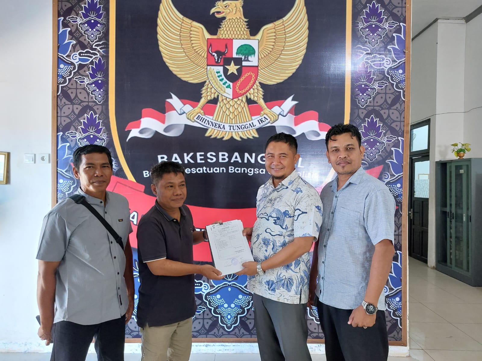 BERSATU: Ketua PSHT Tala Agib Eko Prasetyo menyerahkan dokumen pengesahan PSHT dari Kementerian Hukum ke Kesbangpol.