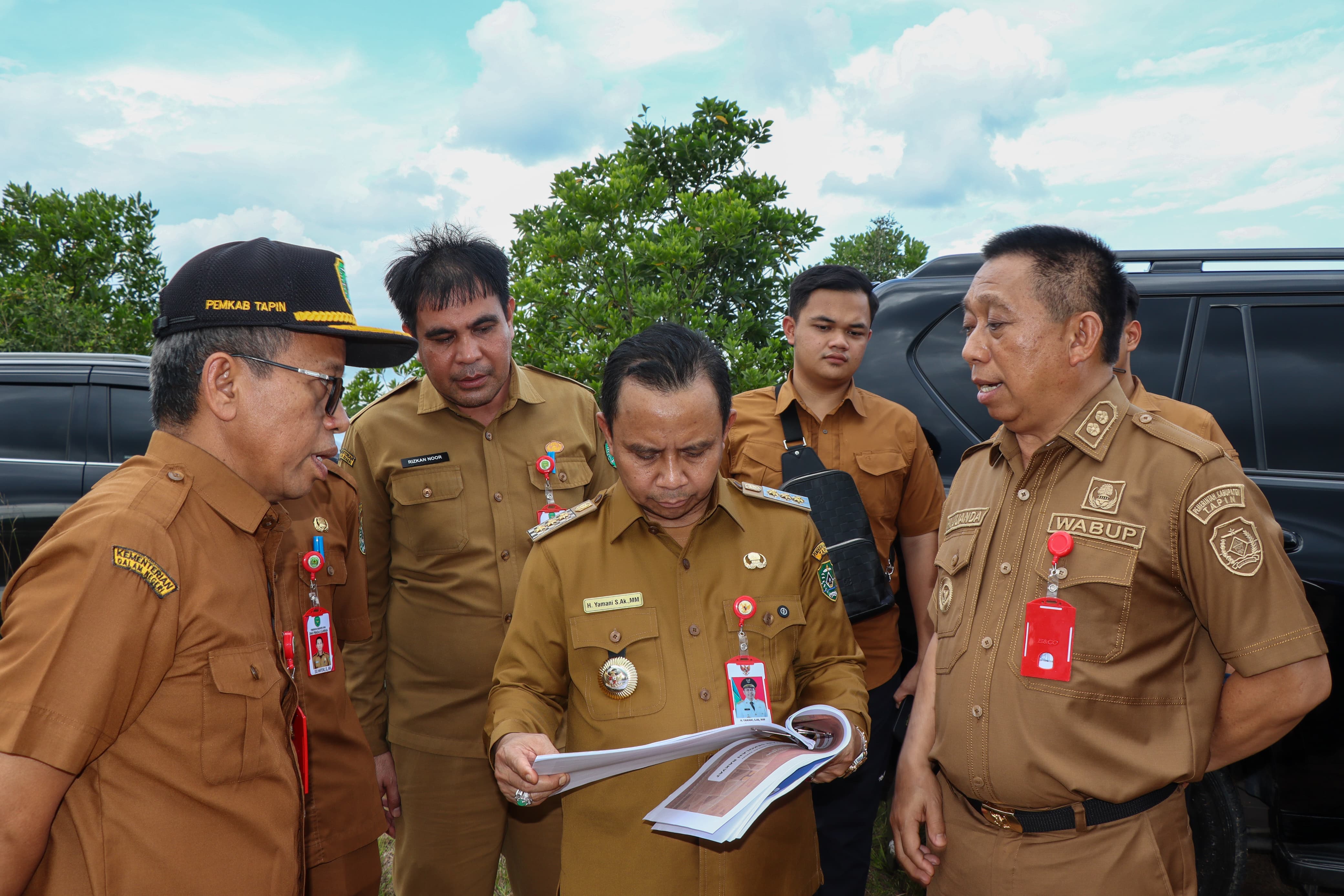 MEMASTIKAN: Bupati Tapin H Yamani bersama Wakil Bupati Tapin H Juanda memantau lahan yang akan dijadikan Sekolah Rakyat di Desa Baringin A Kecamatan Candi Laras Selatan.