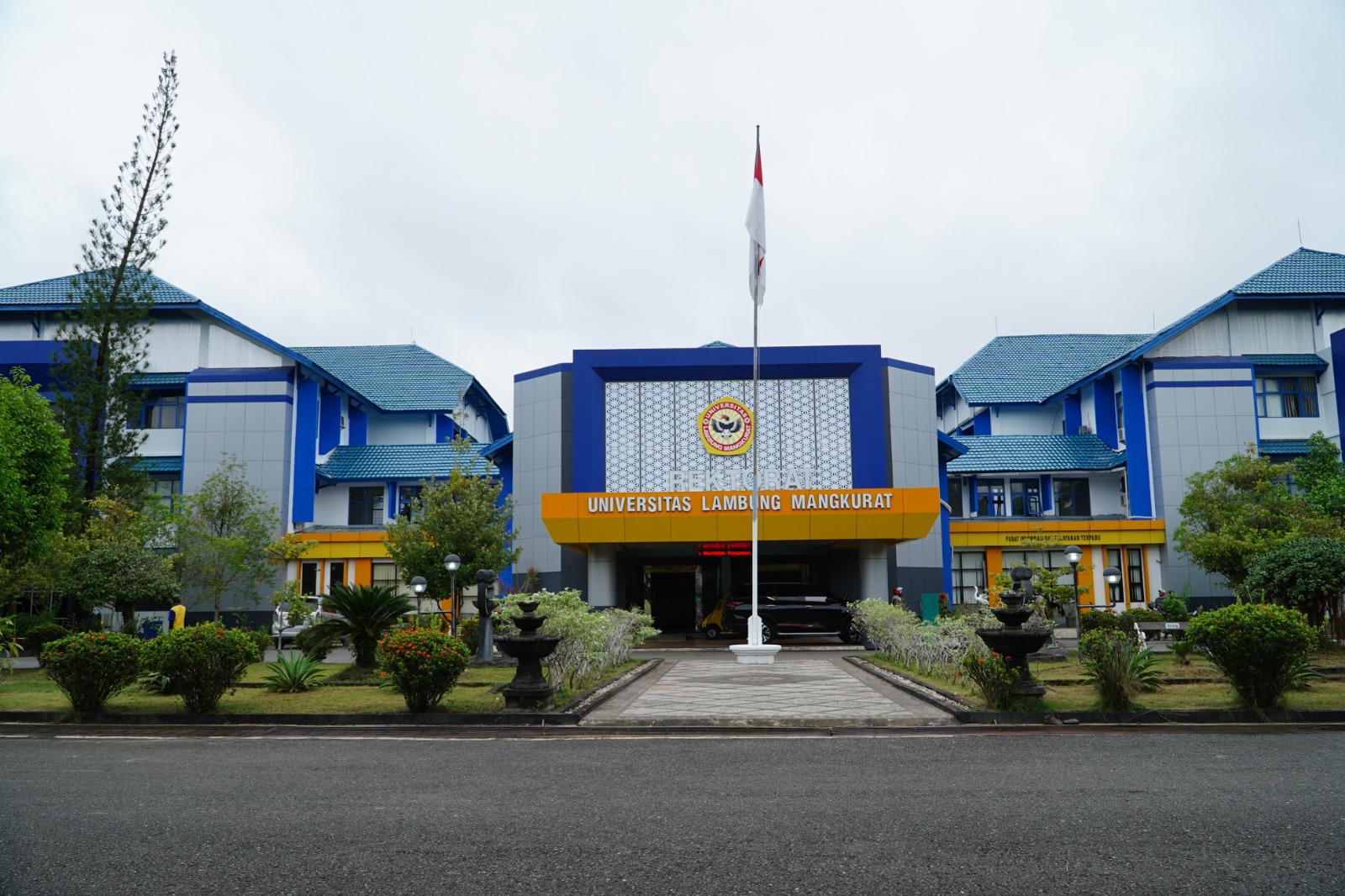 REKTORAT: Gedung Rektorat Universitas Lambung Mangkurat di Jln Brigjen H Hasan Basri, Banjarmasin, pusat aktivitas akademik dan administrasi ULM.