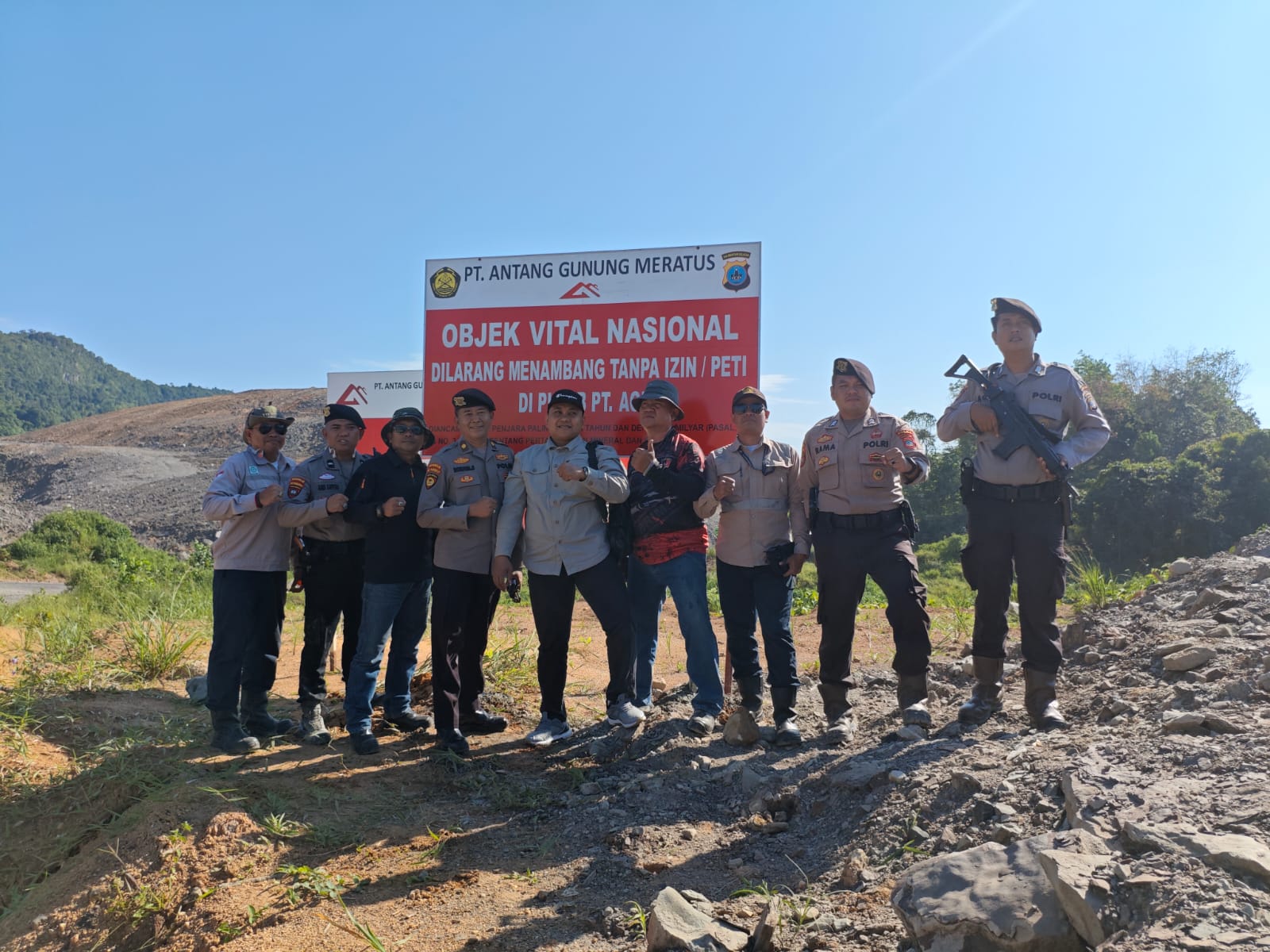 PATROLI LAPANGAN: Tim Pam Obvit Polda Kalsel dan Satgas Peti PT AGM memasang papan larangan melakukan peti di wilayah konsesi di Desa Batu Laki, Kecamatan Padang Batung, HSS.