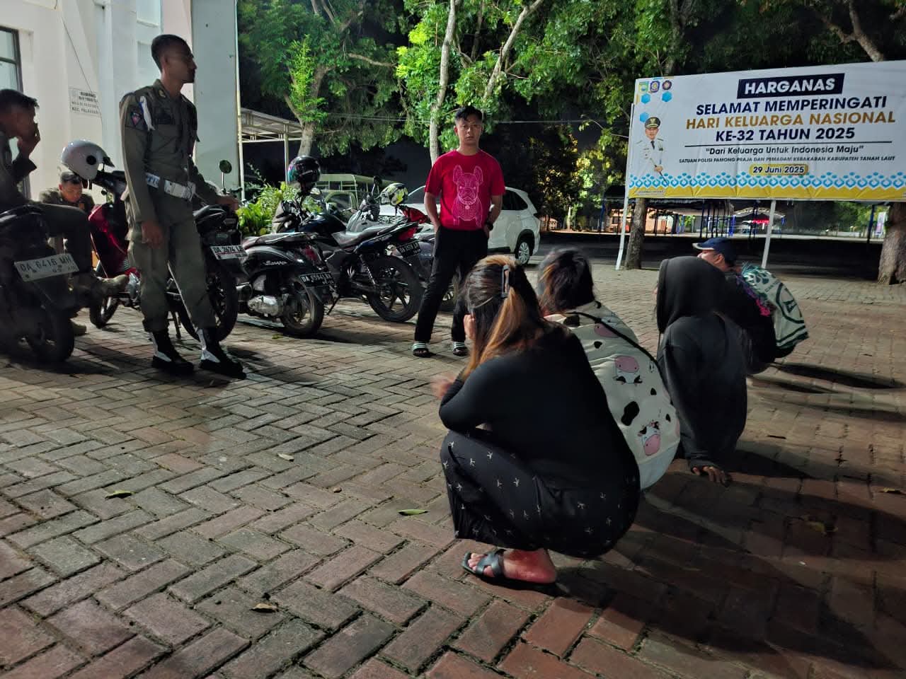 DIAMANKAN: Tiga pasangan bukan suami istri yang terjaring razia Satpol PP dan Damkar Tala saat dibawa ke markas.