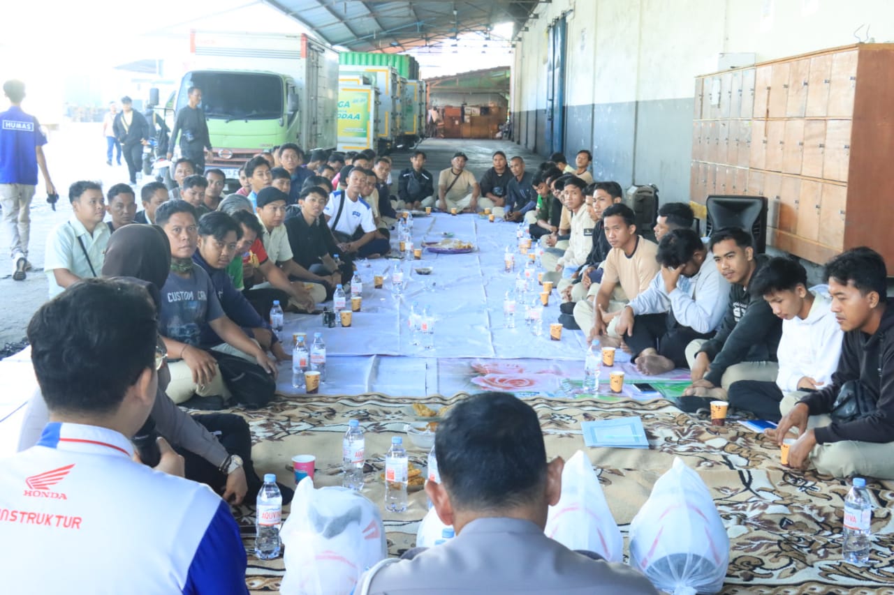 EDUKASI: Wakasatlantas Polresta Banjarmasin, AKP R Djoko, mengedukasi driver JNE dalam program Polantas Menyapa di Kantor PT Kalimas Kharisma, Jalan Pramuka, Banjarmasin.