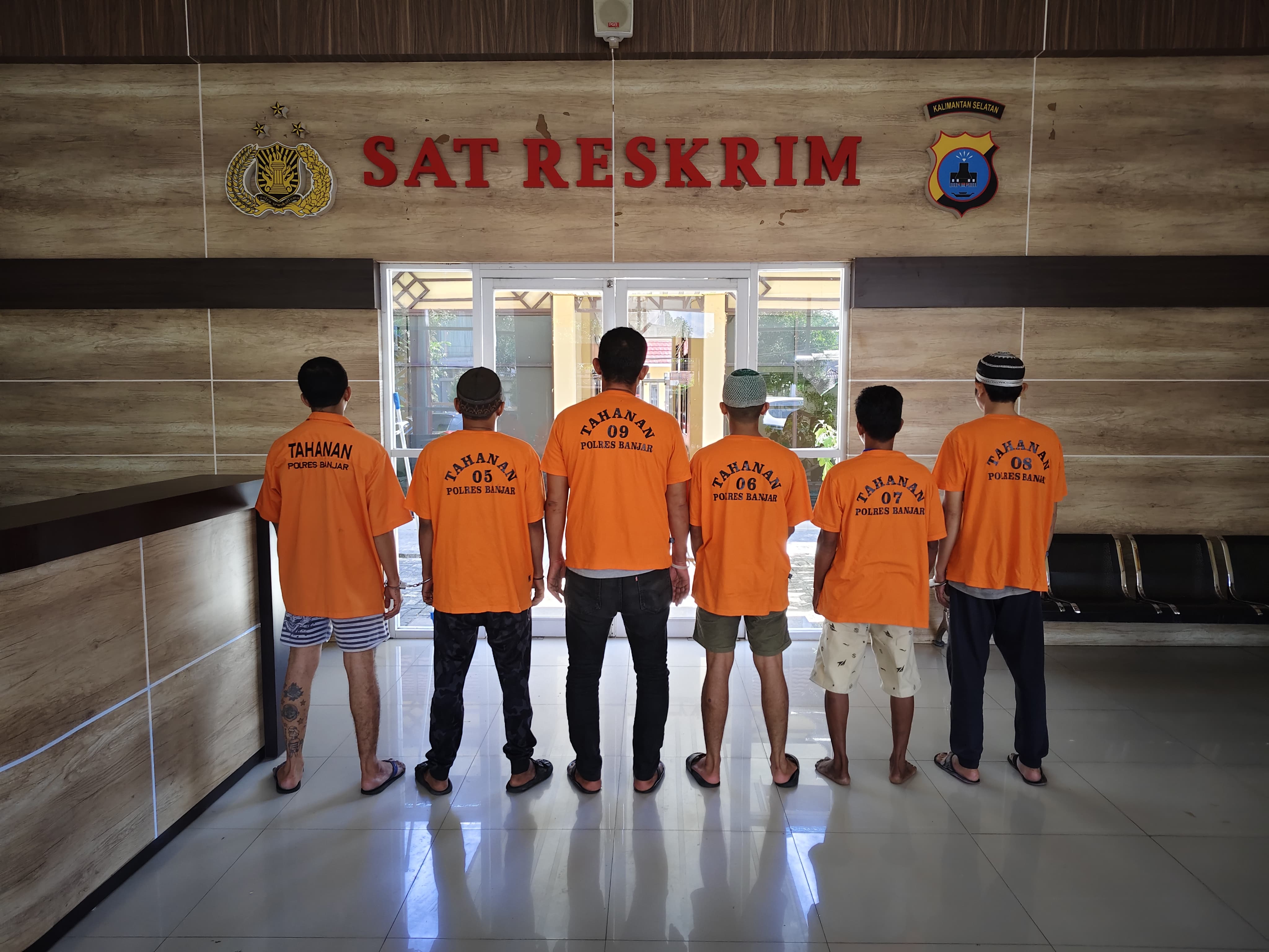 DITANGKAP: Petugas Polres Banjar saat menggiring para tersangka pengeroyokan maut terhadap bassist band Radicta.
