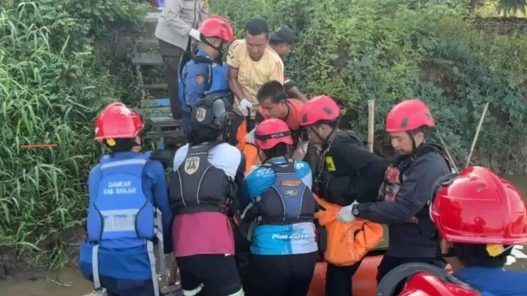 EVAKUASI: Petugas gabungan mengevakuasi jasad MR yang ditemukan mengapung di aliran Sungai Martapura, Desa Sungai Kitano, Kecamatan Martapura Timur, Kabupaten Banjar, Senin (21/7) pagi.