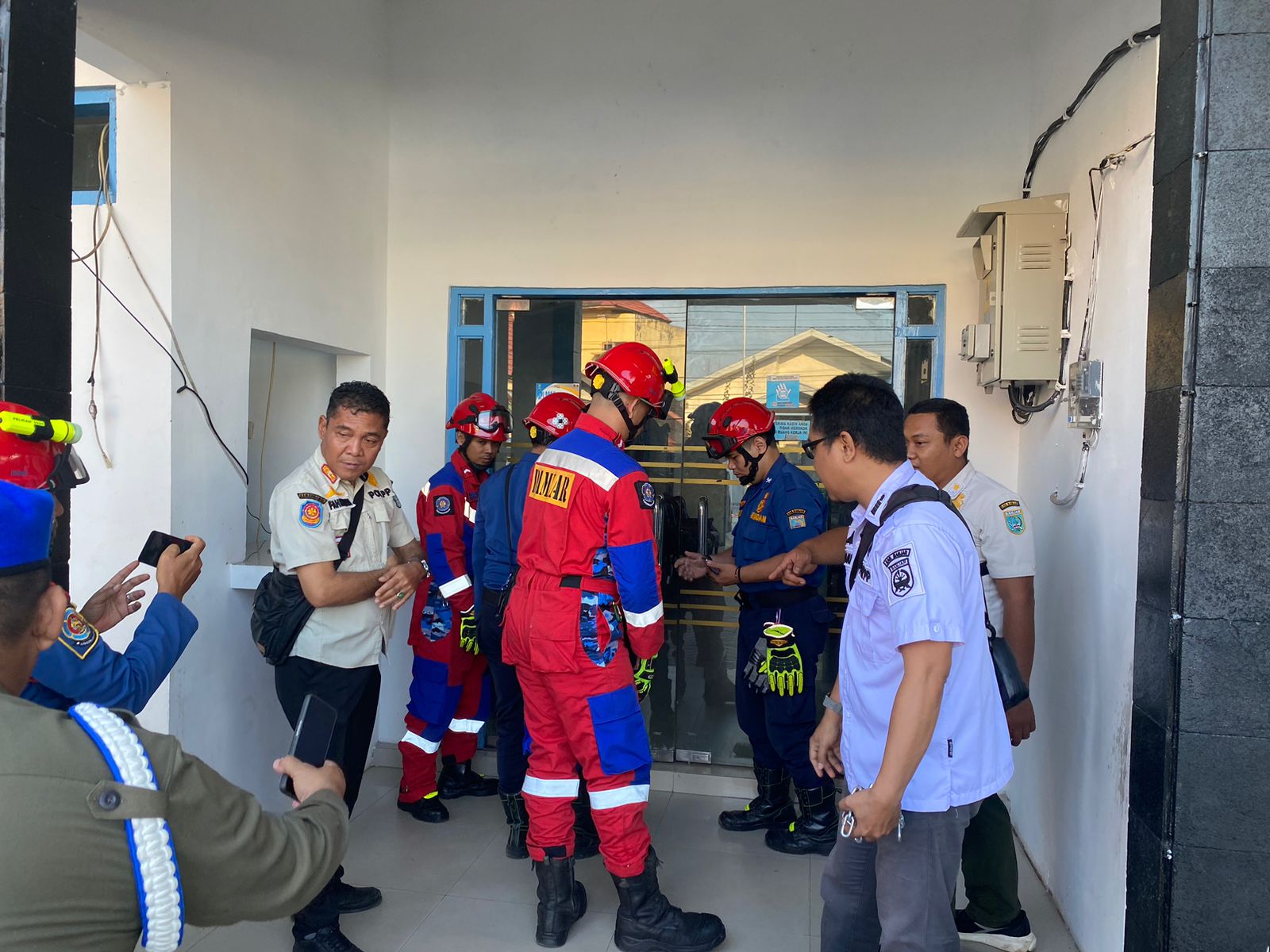 BUKA GEMBOK: Petugas Satpol PP bersama Inspektorat dan BKPSDM Banjar meninjau langsung kondisi Kantor Dinsos P3AP2KB yang digembok oknum misterius, Rabu (23/7) pagi. (DPKP BANJAR)