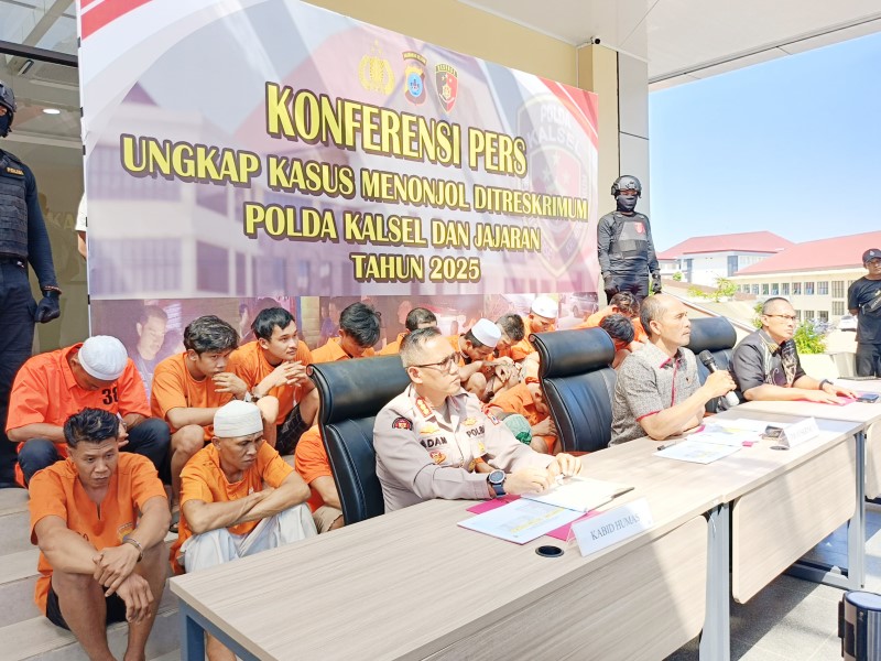 KONFERENSI PERS: Polda Kalsel memaparkan kejadian menonjol di Kalimantan Selatan pada periode April-Juli 2025, Jumat (25/7).