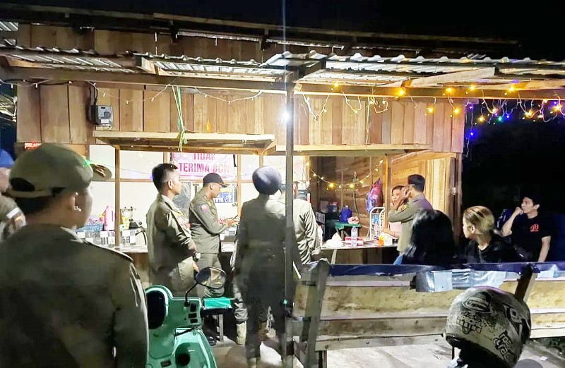 PENDATAAN: Satpol PP Banjarbaru saat melakukan pendataan terhadap beberapa bangunan tak berizin di Banjarbaru.
