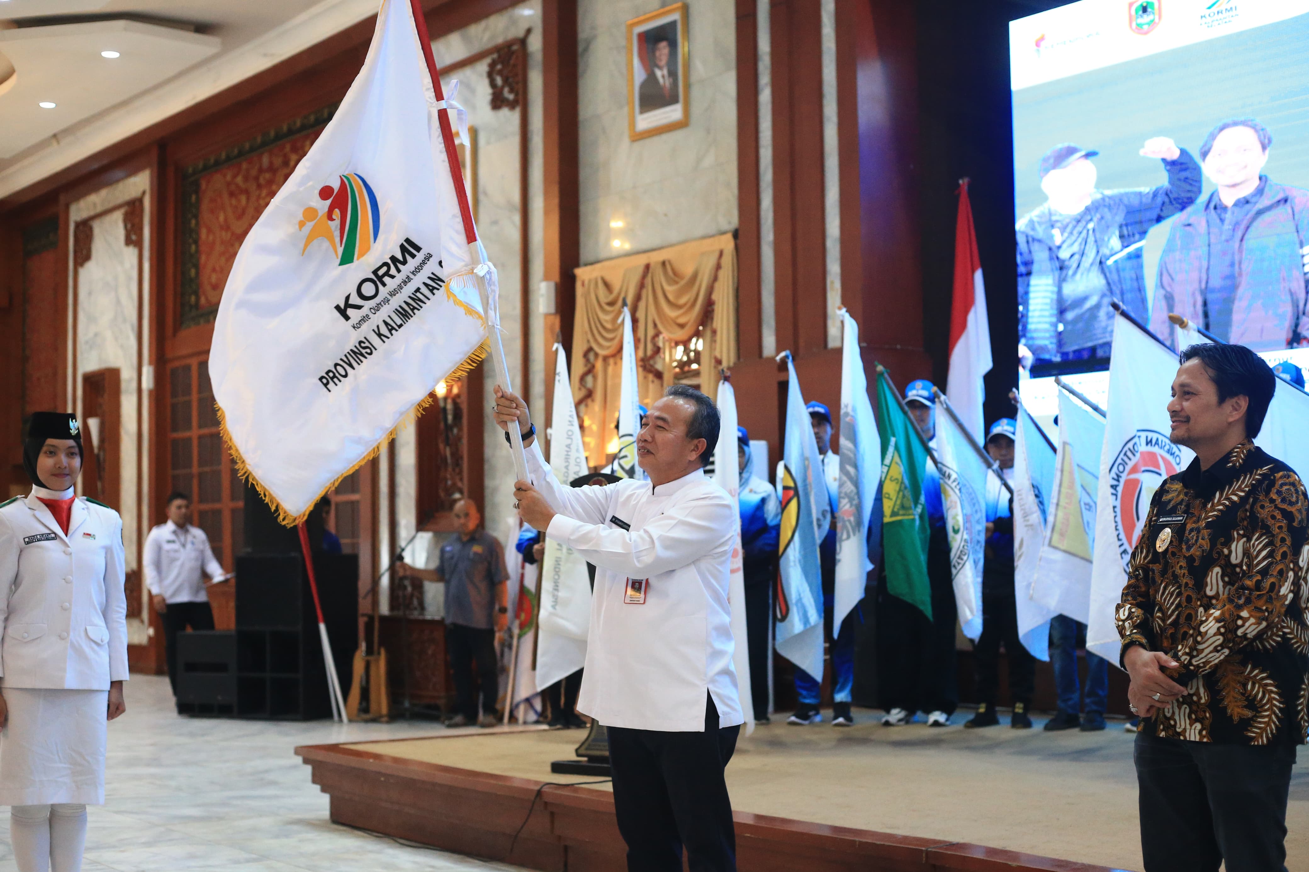 DUKUNG:Sekdaprov dan Wagub Kalsel, M Syarifuddin dan Hasnuryadi Sulaiman saat melepas kontingen KORMI Kalsel menuju FORNAS VIII 2025 NTB di Mahligai Pancasila, belum lama tadi(M Idris Jian Sidik)