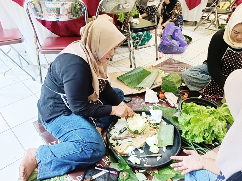 BERKREASI: Kelompok pelatihan membuat tumpeng di Kelurahan Syamsudin Noor saat berkreasi, Kamis (24/7).