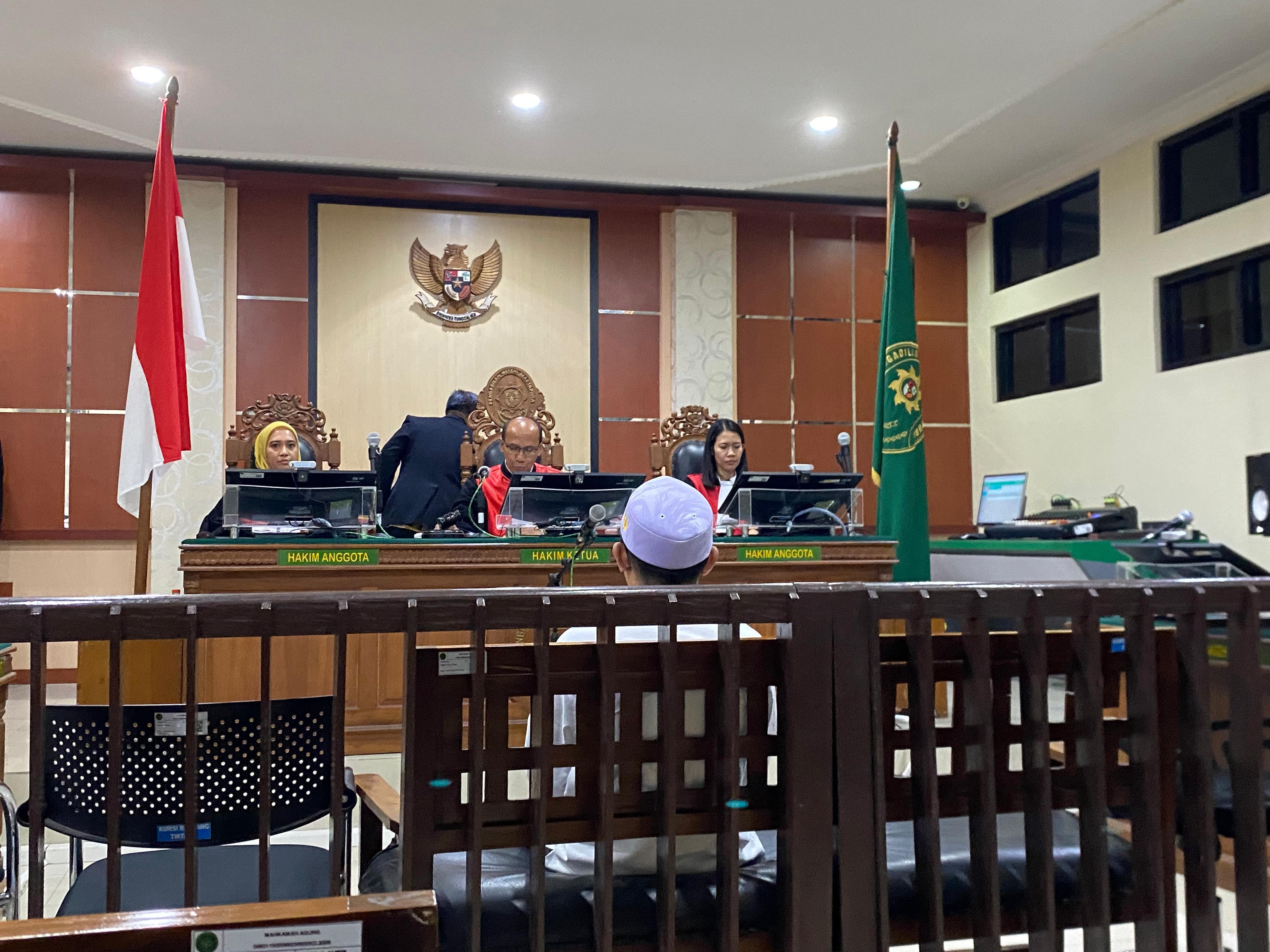 VONIS:Majelis Hakim PN Martapura membacakan vonis terdakwa pencabulan santri di ruang sidang utama, Kamis (24/7/2025) malam.(Foto:FADLAN ZAKIRI/RADAR BANJARMASIN)