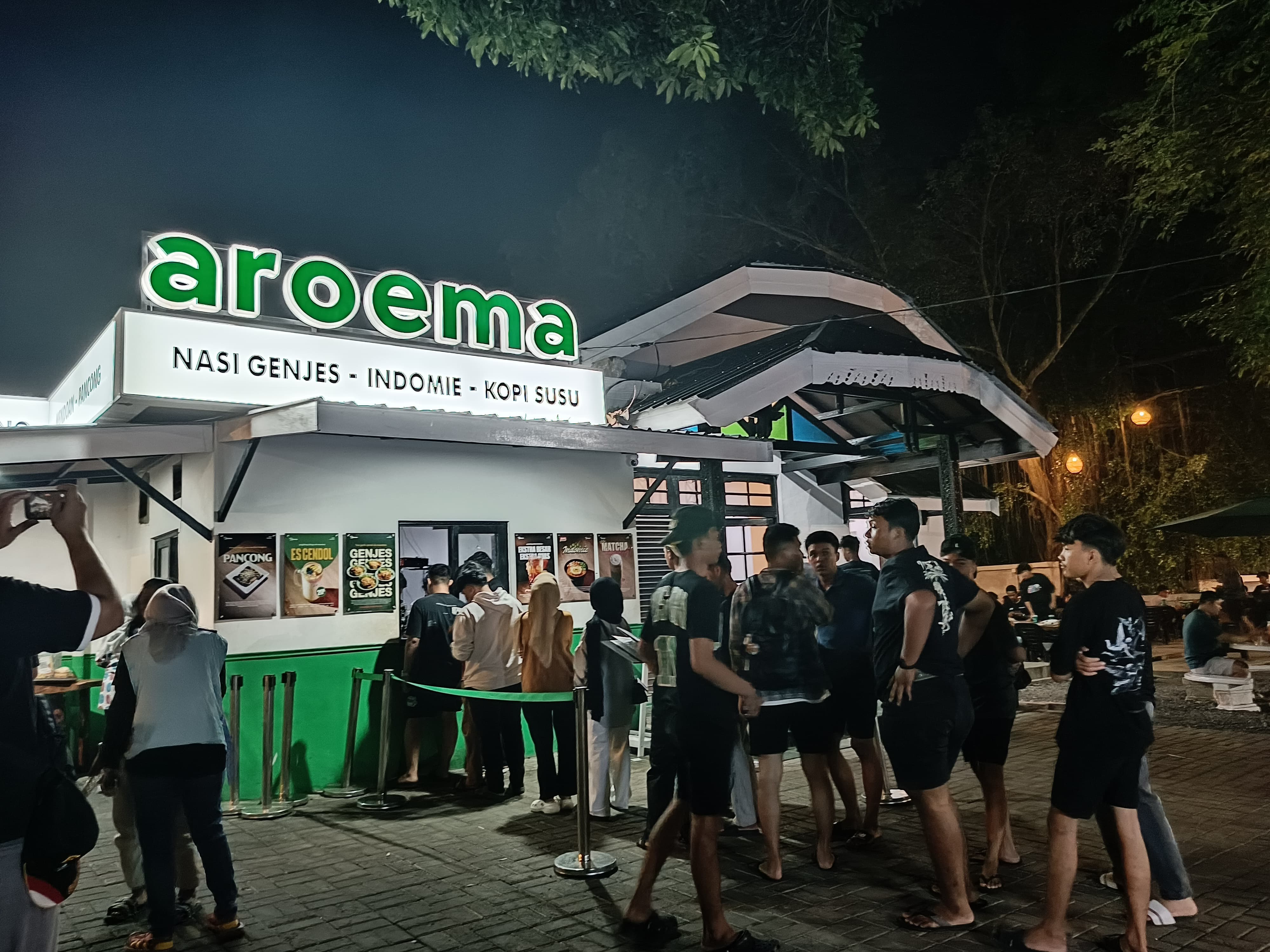 SIDAK:Satpol PP Banjarbaru saat melakukan giat di kafe aroema yang dikeluhkan warga sekitar karena diduga adanya musik DJ.(SHEILLA FARAZELA/RADAR BANJARMASIN)