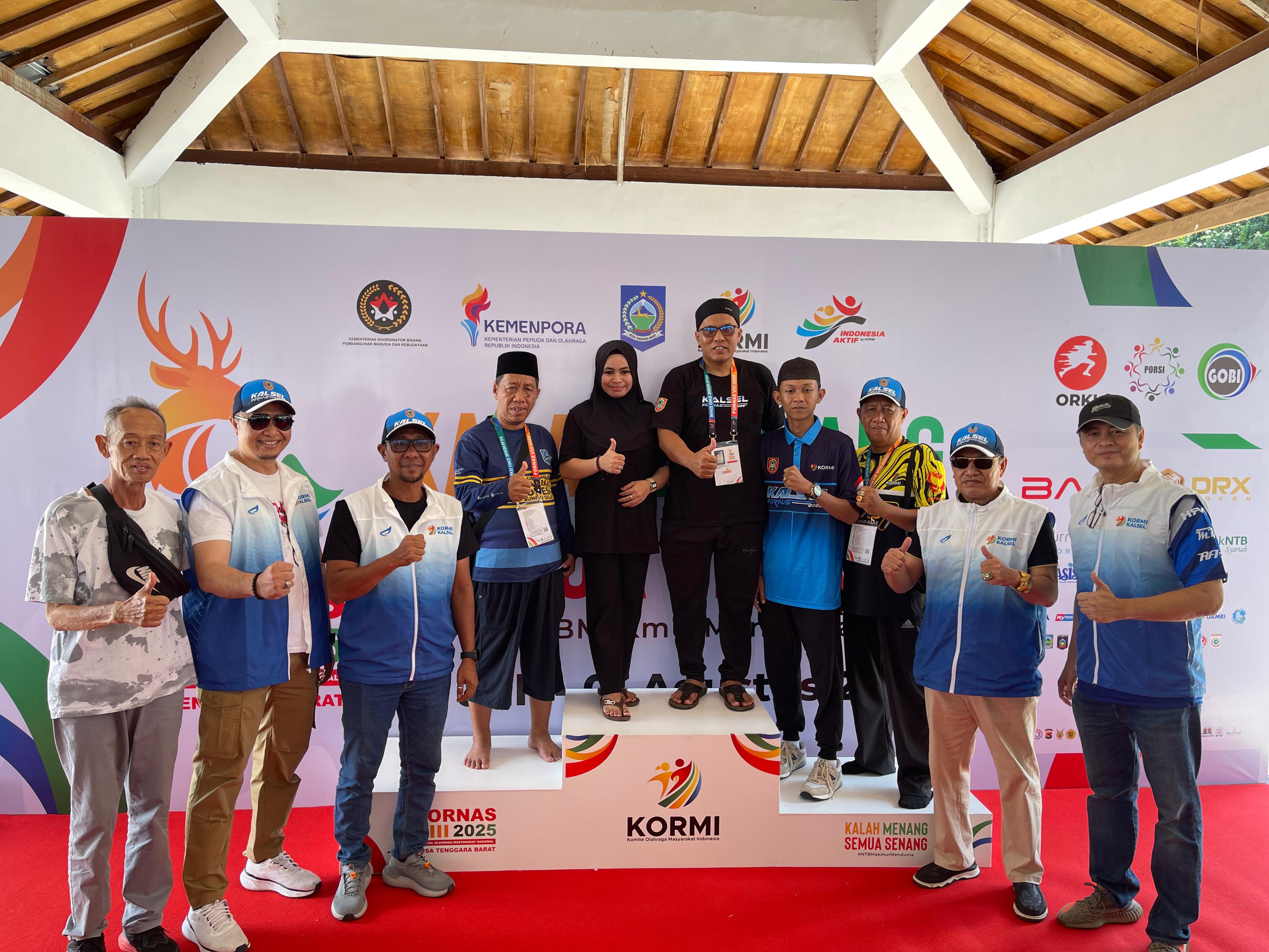 PODIUM:Tim Balogo Kalsel bersama pelatih dan ofisial merayakan keberhasilan meraih dua medali emas di hari pertama FORNAS VIII NTB 2025, Sabtu (26/7/2025).(Foto:M Idris Jian Sidik)