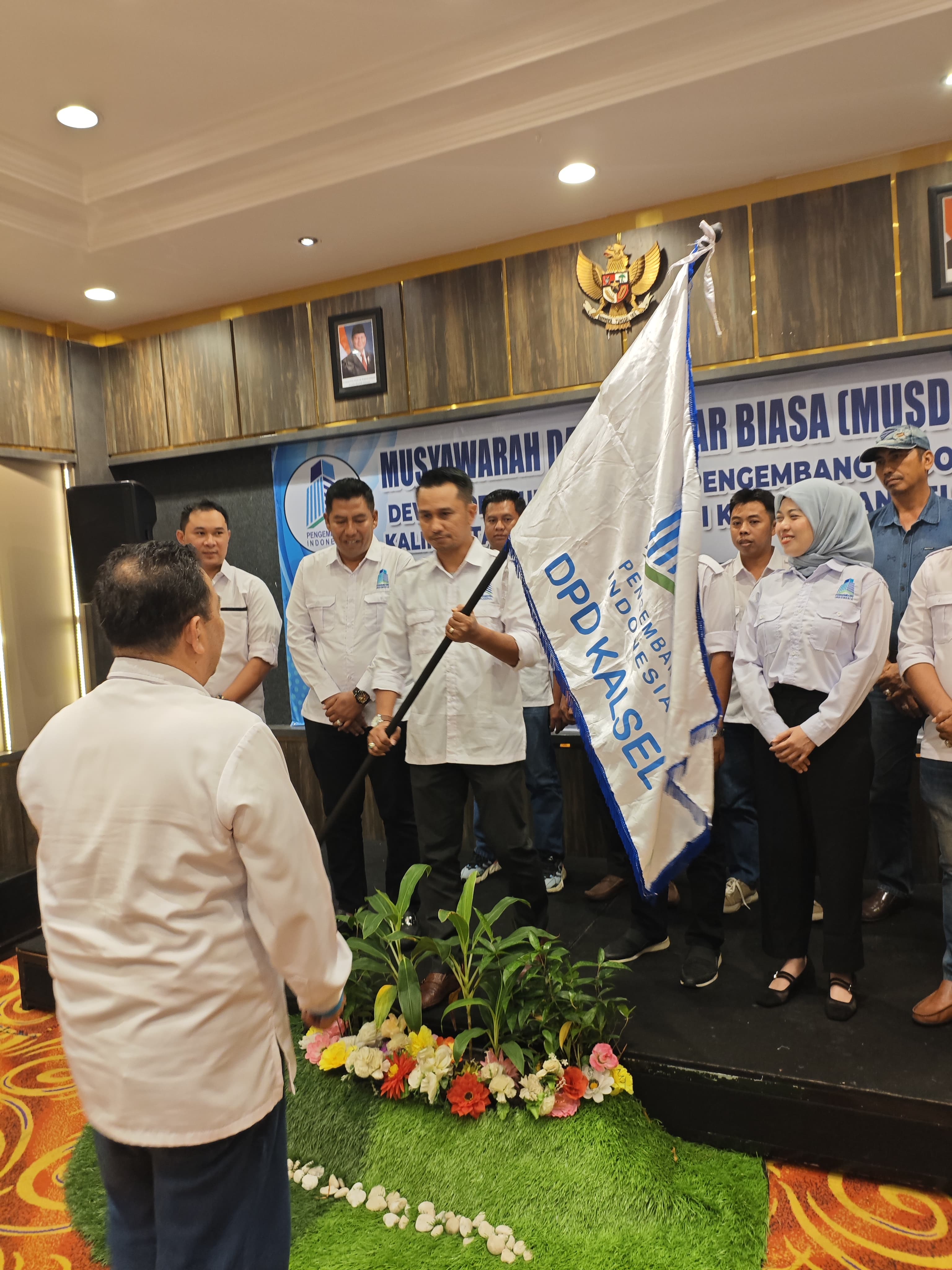 PIMPIN:Apt Lelono Nugroho SFarm, Ketua Pengembang Indonesia Kalsel saat menerima bendera pataka dari Ketua Umum Pengembangan Indonesia.