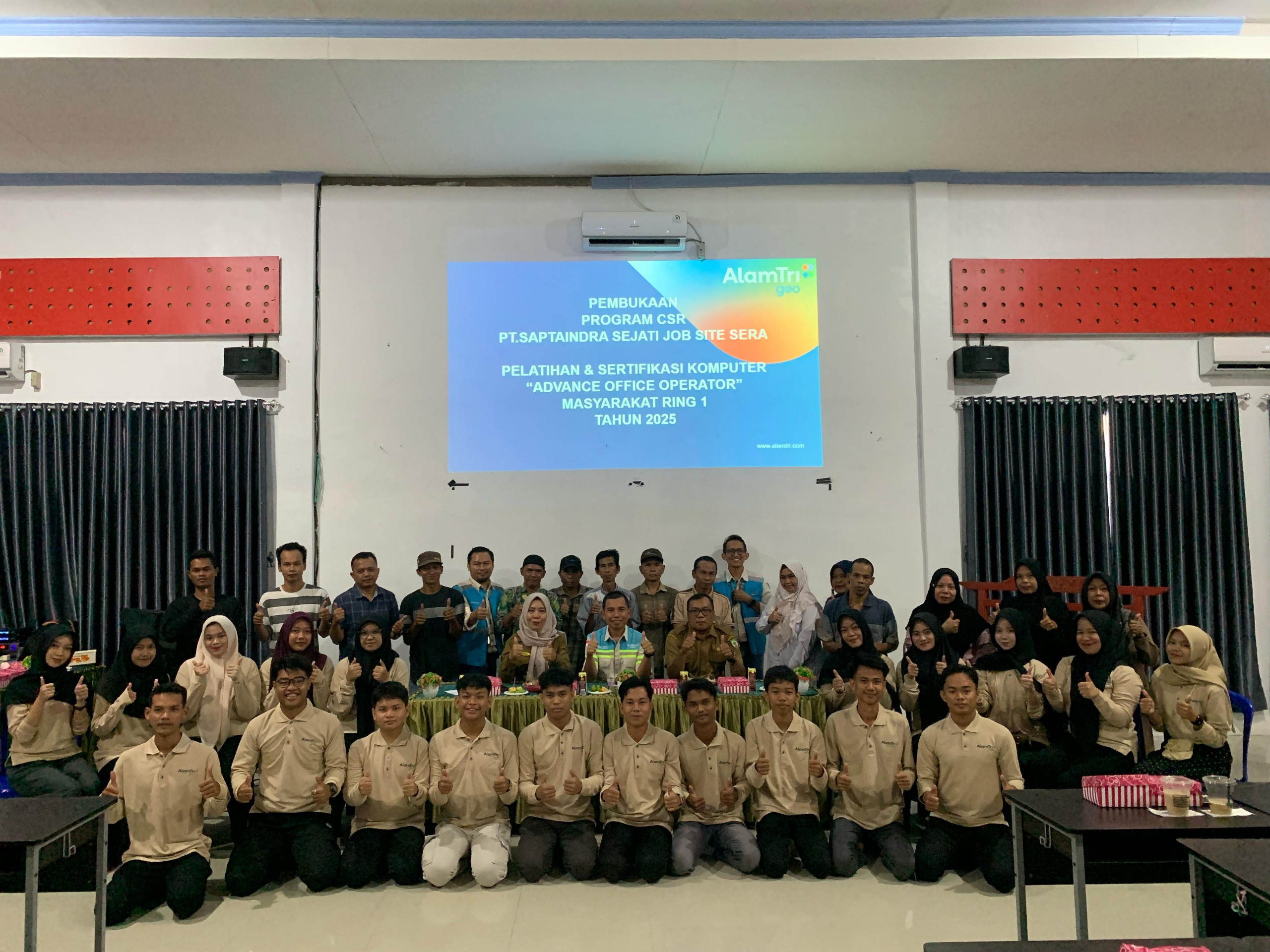 SIAP BERKOMPETENSI:Para peserta Pelatihan dan Sertifikasi Komputer &ldquo;Advanced Office Operator&rdquo; bagi masyarakat Ring 1 berpose bersama jajaran PT Saptaindra Sejati (SIS) Site SERA.