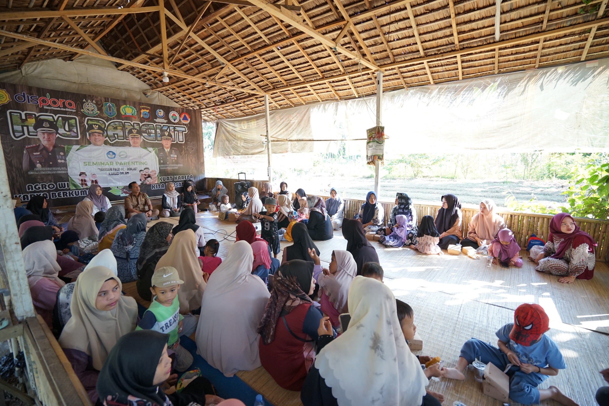 ANTUSIAS:Puluhan orang tua siswa TK Al Ikhlas mendapatkan pelatihan parenting PAUD Berkarakter dari YABN.