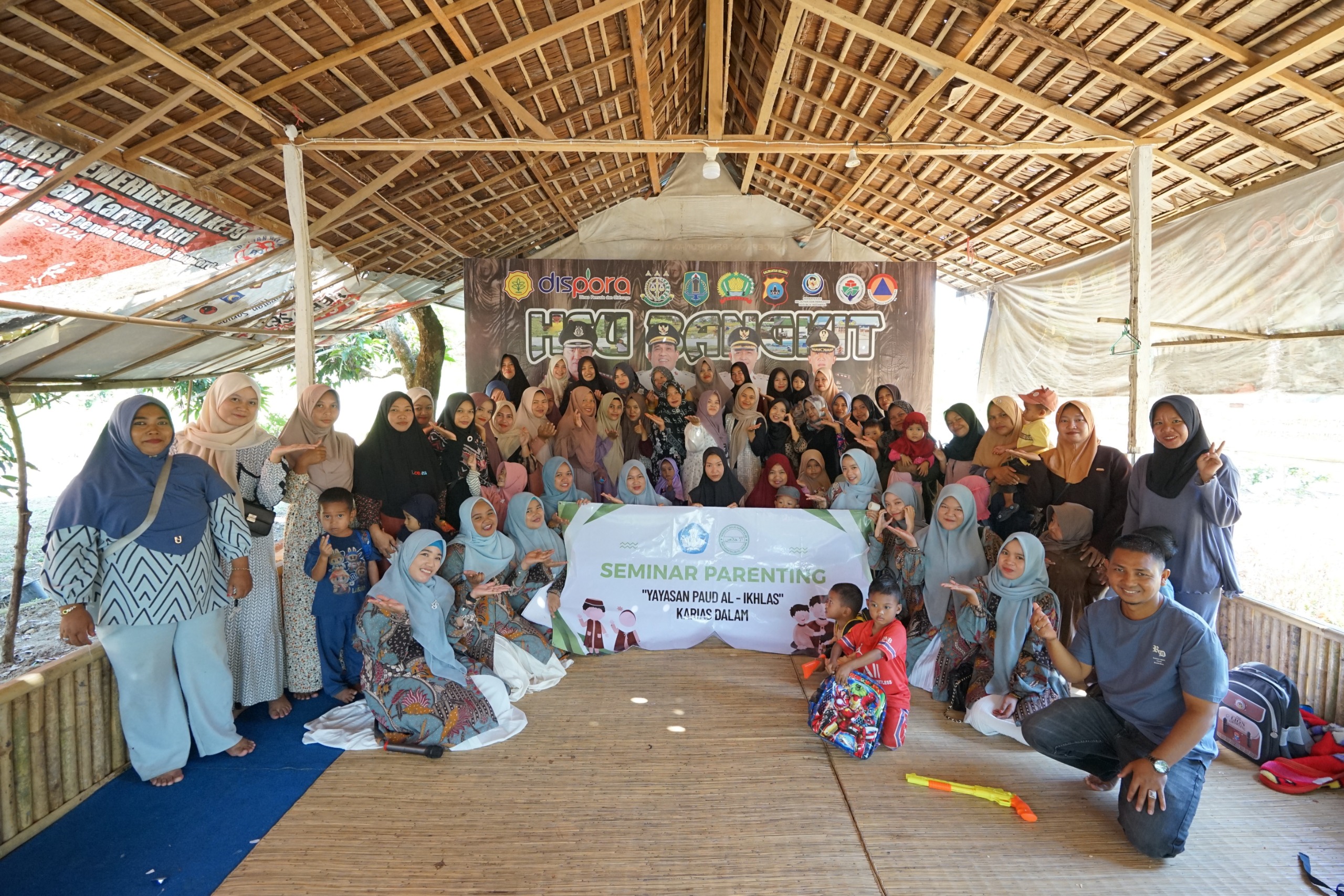 BERKARAKTER:Yayasan Amanah Bangun Negeri (YABN) bersama para peserta Kegiatan Parenting di TK Al Ikhlas, Desa Karias Dalam, Kecamatan Banjang, Kabupaten Hulu Sungai Utara, Kalimantan Selatan.