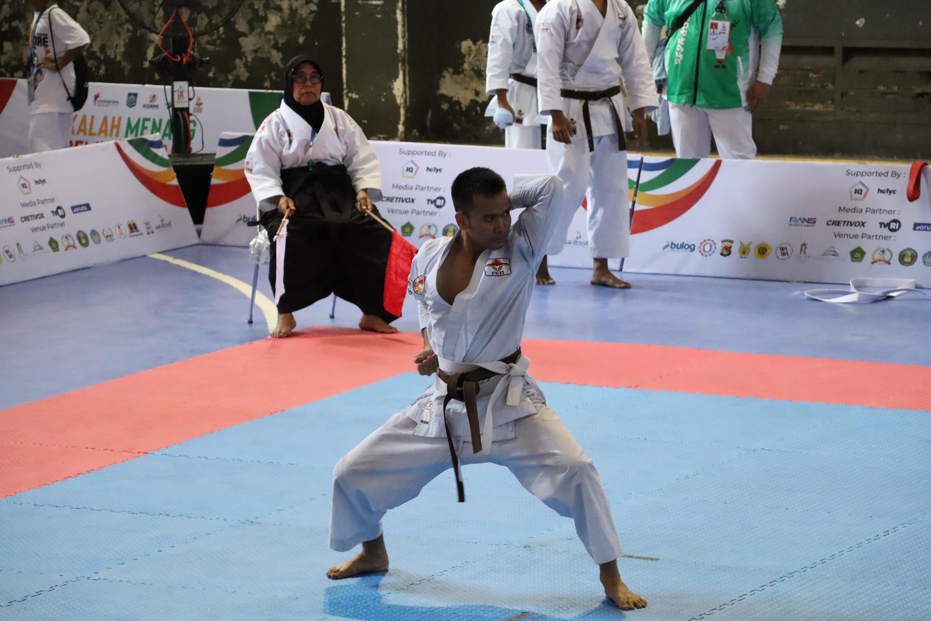 MEMUKAU:Aksi karateka FKTI Kalsel setelah sukses meraih medali di hari pertama FORNAS VIII 2025 di GOR Turide, Mataram, NTB.(Foto:M Idris Jian Sidik).