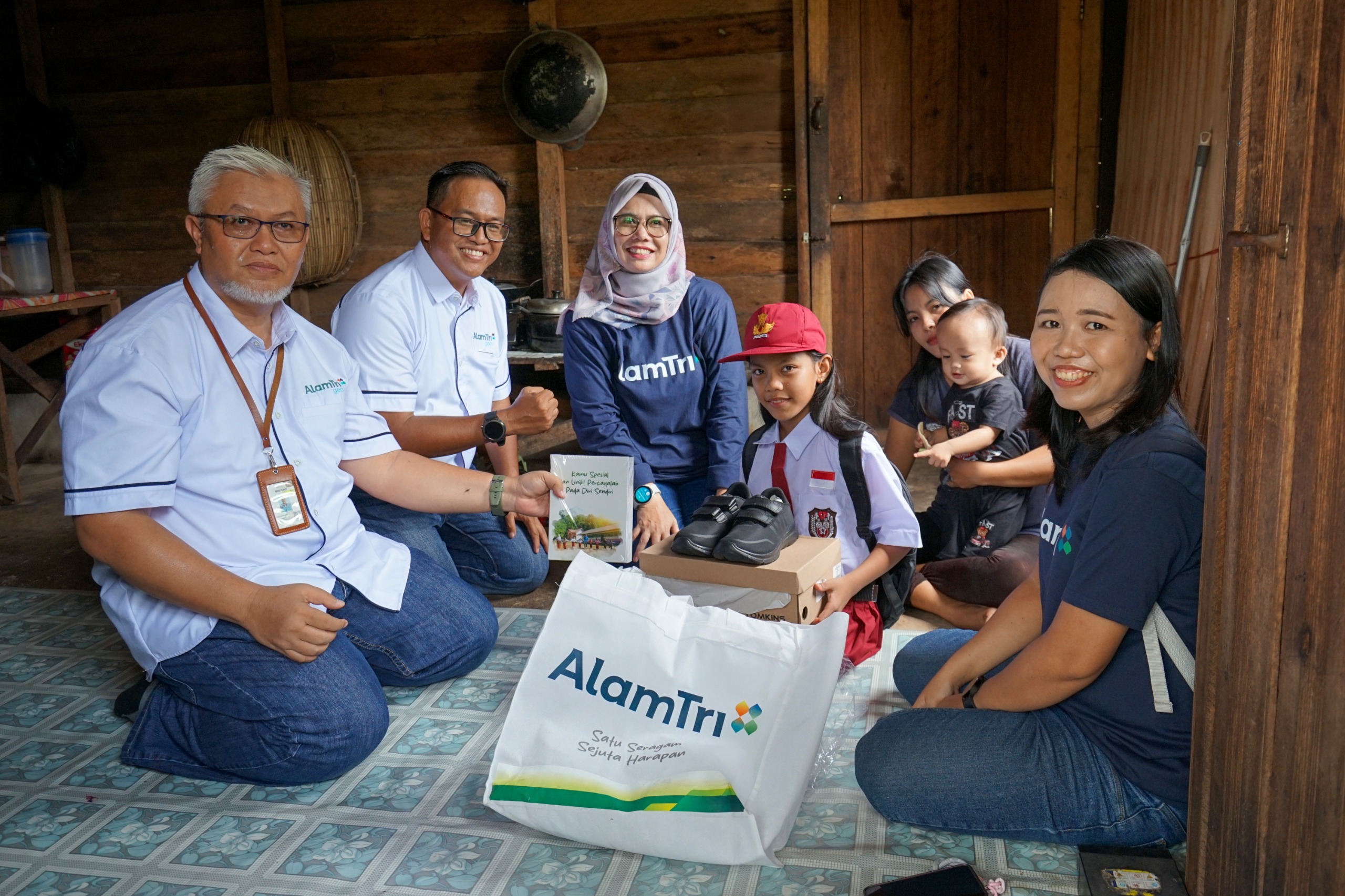 SATU SERAGAM SEJUTA HARAPAN:PT Alamtri Resources Indonesia Tbk melalui anak perusahaannya, PT Saptaindra Sejati (SIS) Site ADMO, bersama YABN berikan bantuan paket seragam.