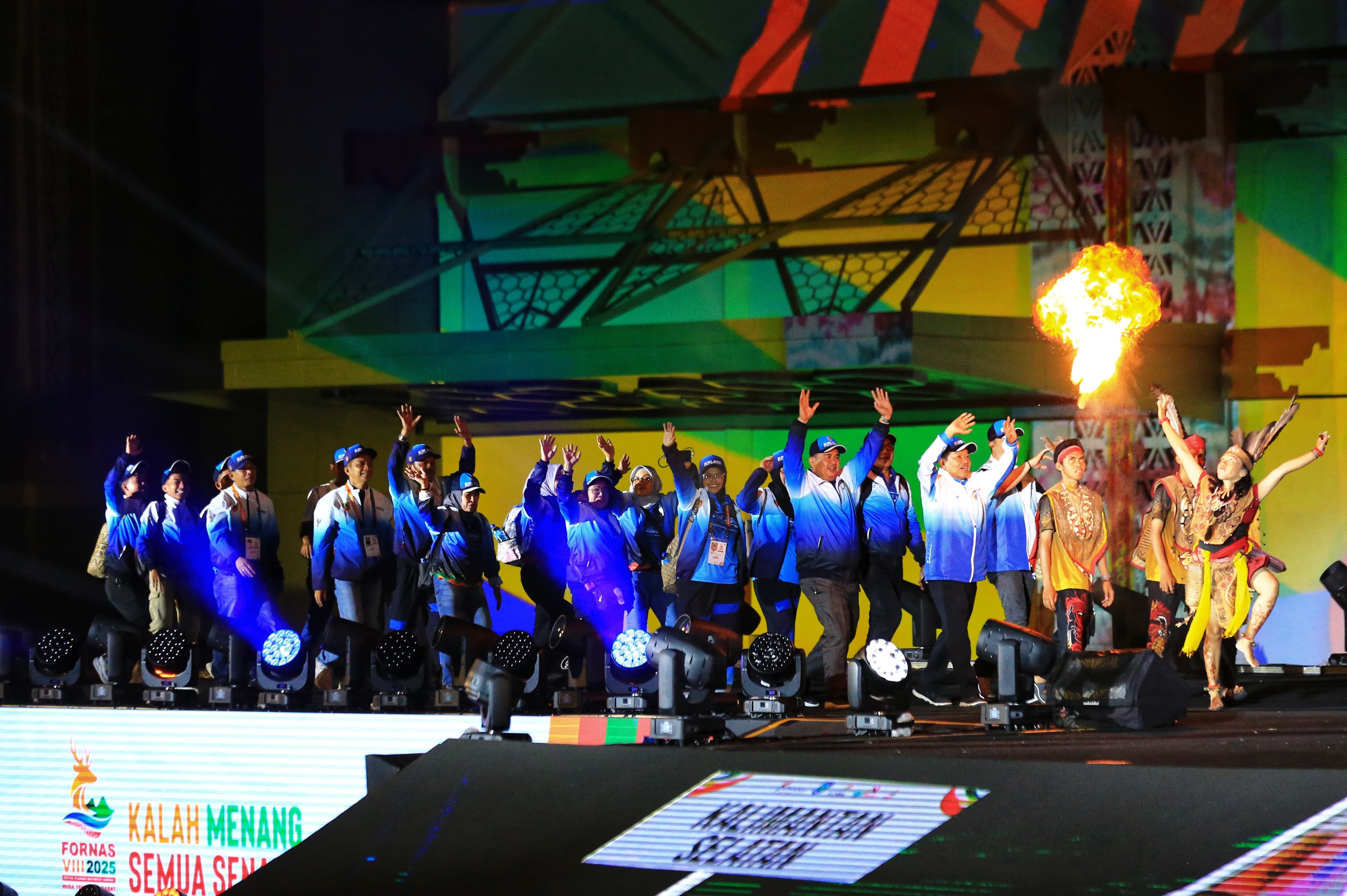 Kontingen Kalimantan Selatan tampil kompak dan penuh semangat saat defile pembukaan FORNAS VIII di Lapangan Umum Kota Mataram, NTB, Sabtu malam (26/7/2025). (M Idris Jian Sidik)