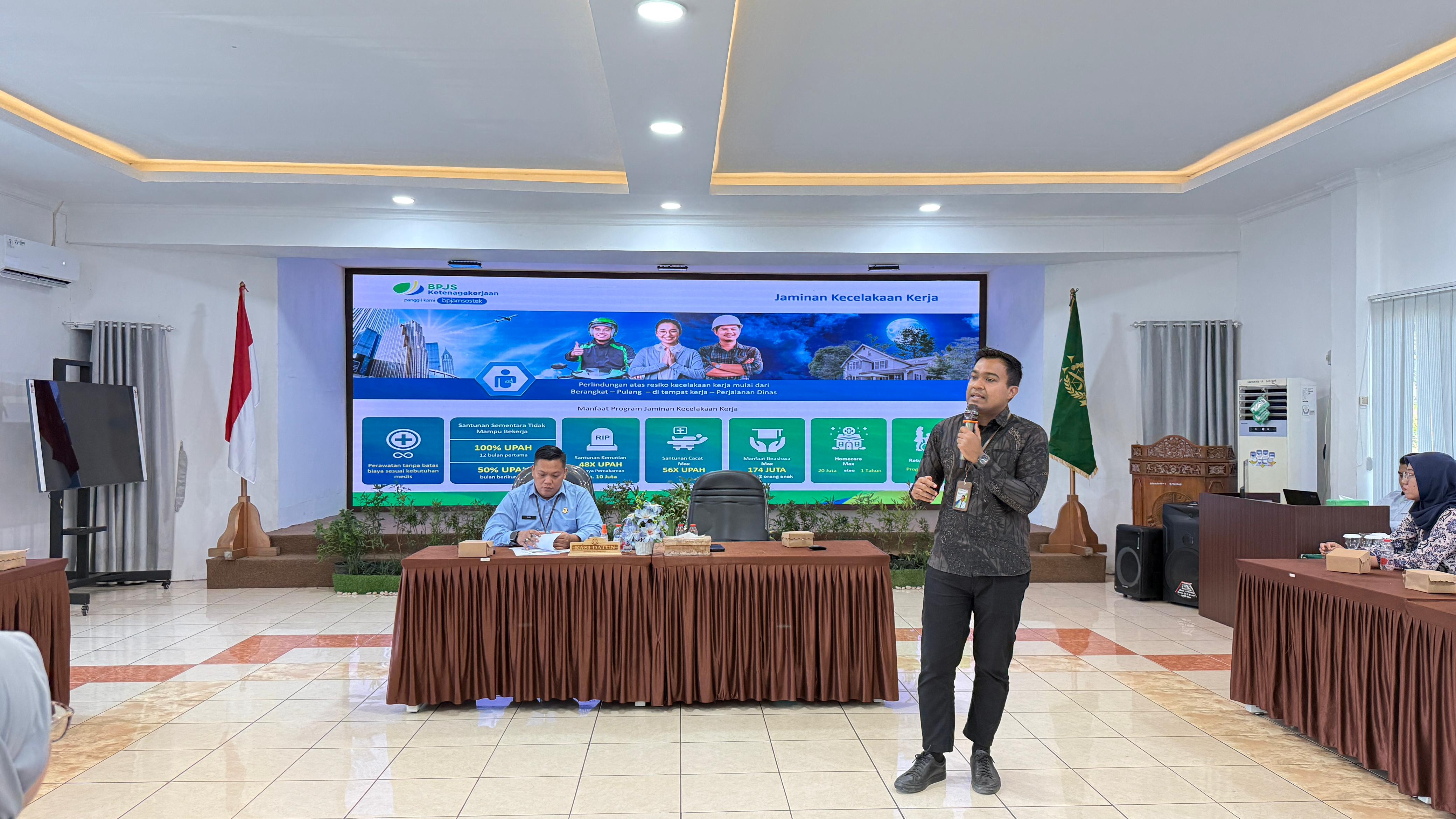 SOSIALISASI:Kegiatan sosialisasi kepatuhan program BPJS Ketenagakerjaan.