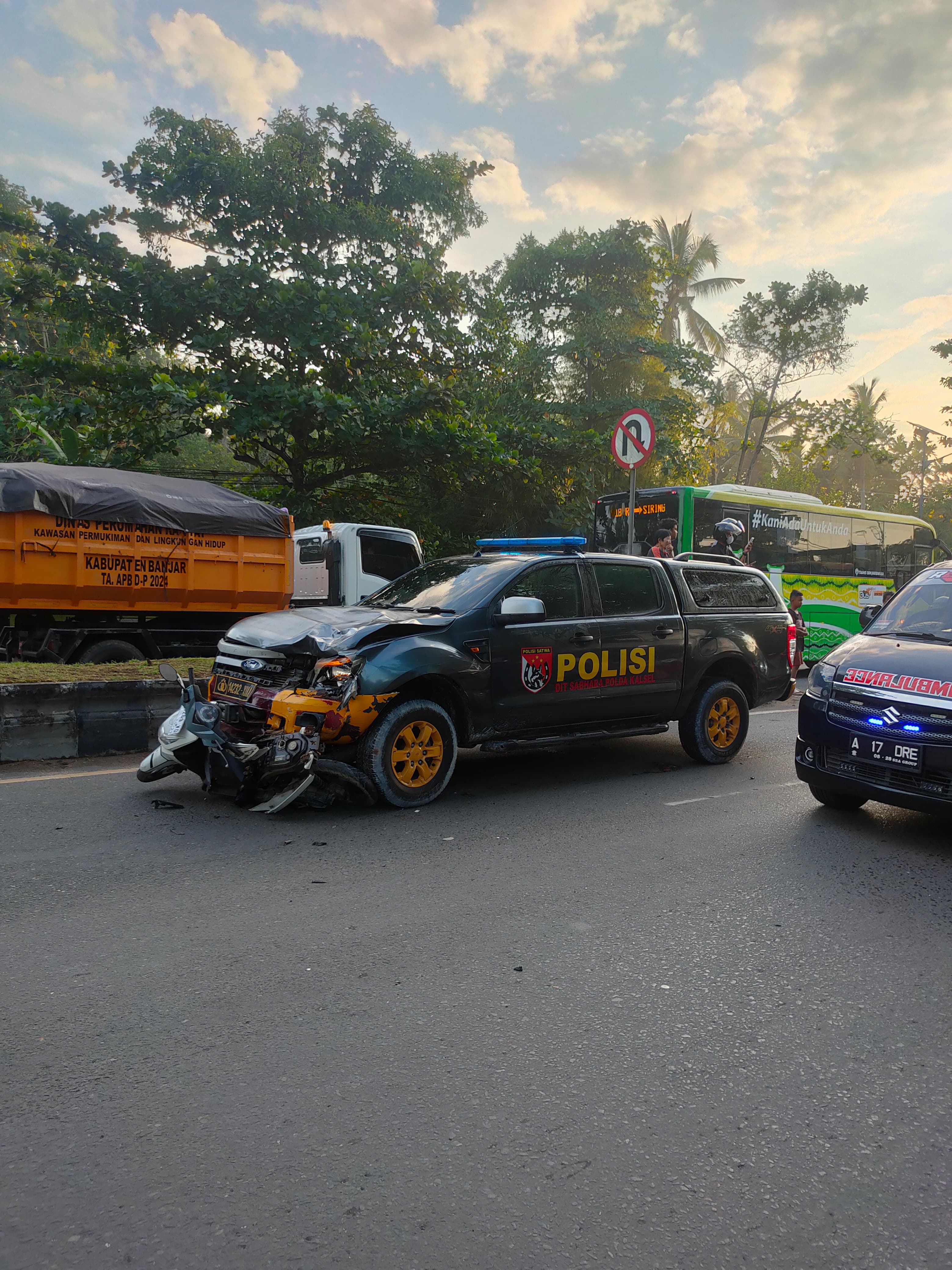 RINGSEK: Sebuah mobil patroli milik Unit Satwa Dit Sabhara Polda Kalsel ringsek di bagian depan usai menabrak sepeda motor di kawasan Bundaran Liang Anggang, Minggu (27/7/2025) pagi. (GRUP WHATSAPP)