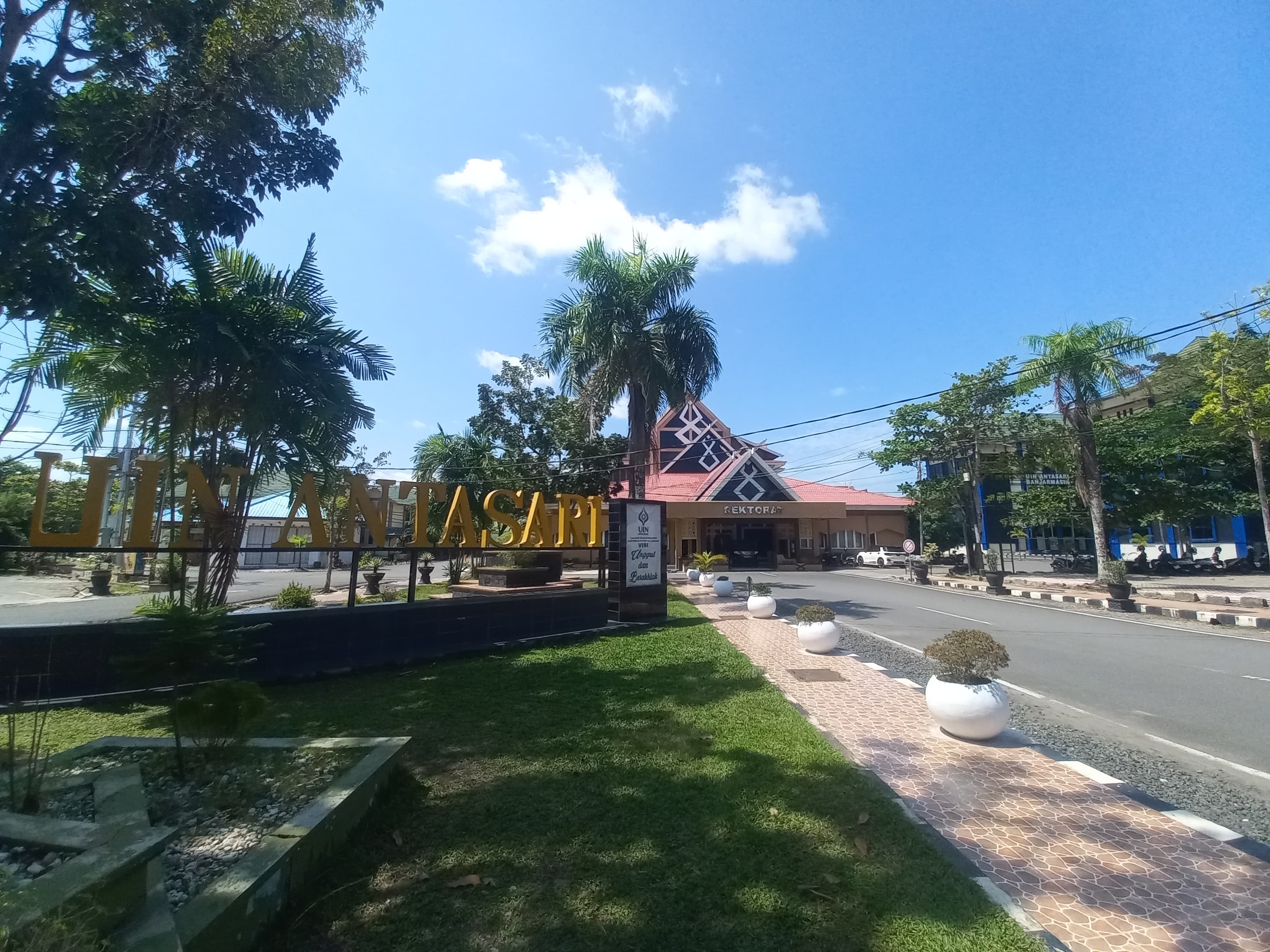 KAMPUS: Gedung Rektorat UIN Antasari di Jalan Ahmad Yani kilometer 4,5 Banjarmasin. (Foto: Riyad Dafhi Rizki/Radar Banjarmasin)