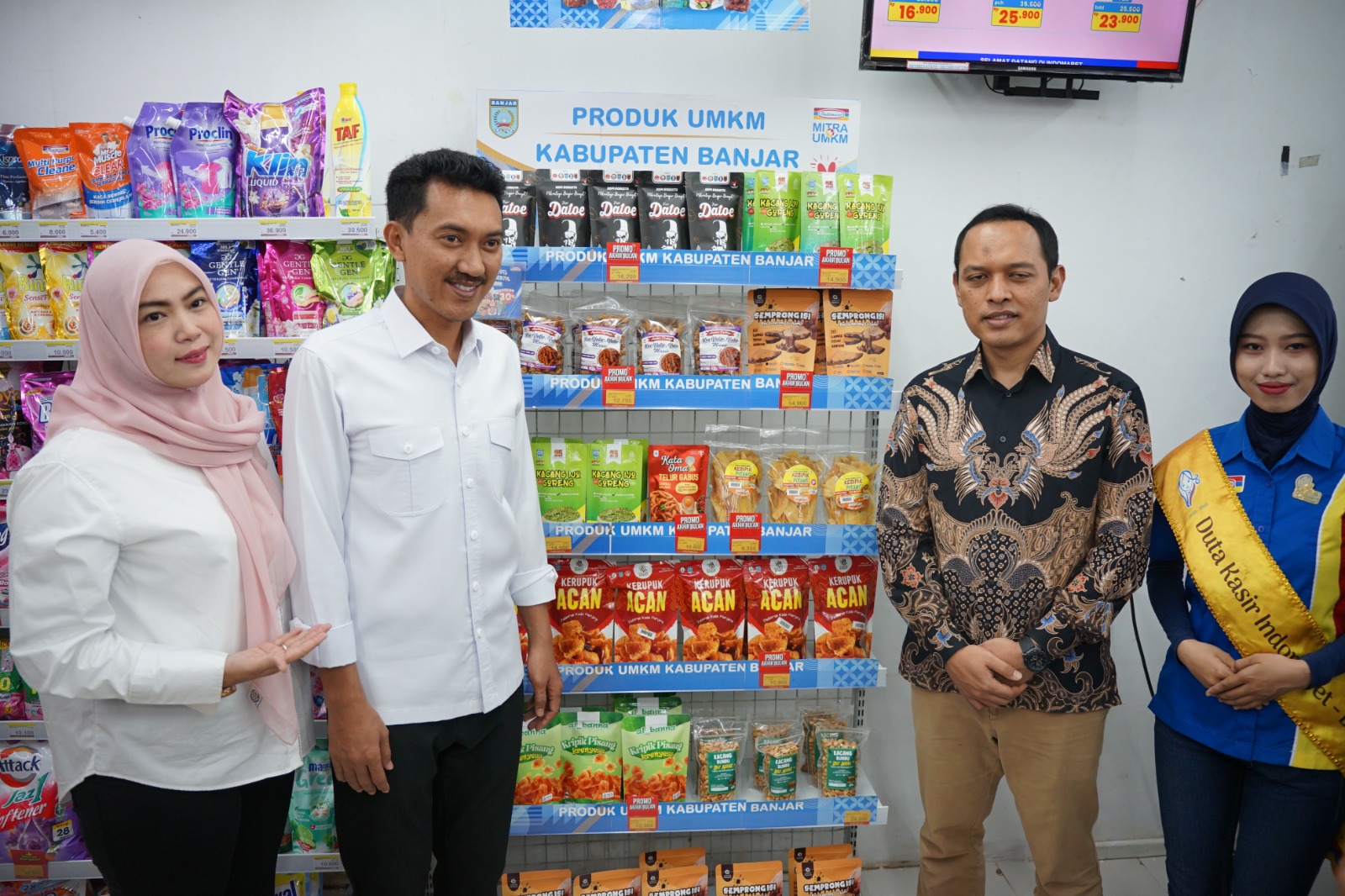 MOMEN:Bupati Kabupaten Banjar, Saidi Mansyur dan istri, Nurgita Tyas bersama Branch Manager Indomaret di etalase Snack produk UMKM Kabupaten Banjar, Sabtu (26/7/2025).