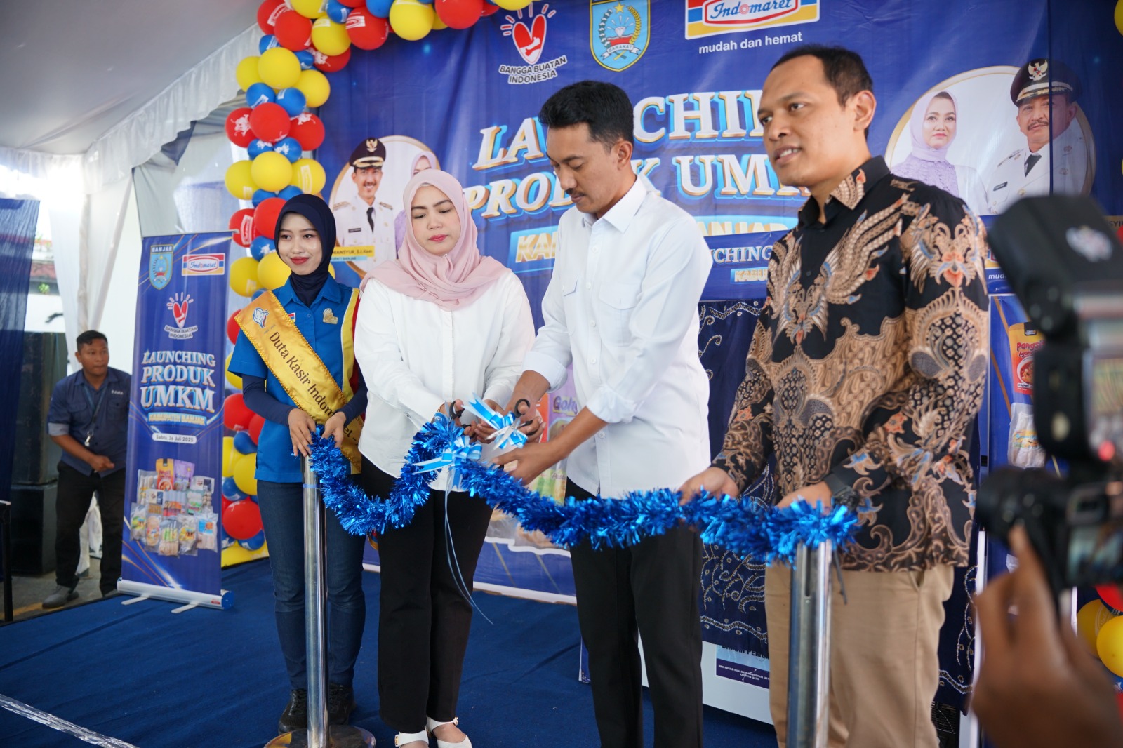GUNTING PITA: Bupati Kabupaten Banjar, Saidi Mansyur didampingi Ketua PKK Kabupaten Banjar, Nurgita Tiyas meresmikan produk frozen food yang dijual  di Gerai Indomaret Alun Alun Ratu Zaleha.