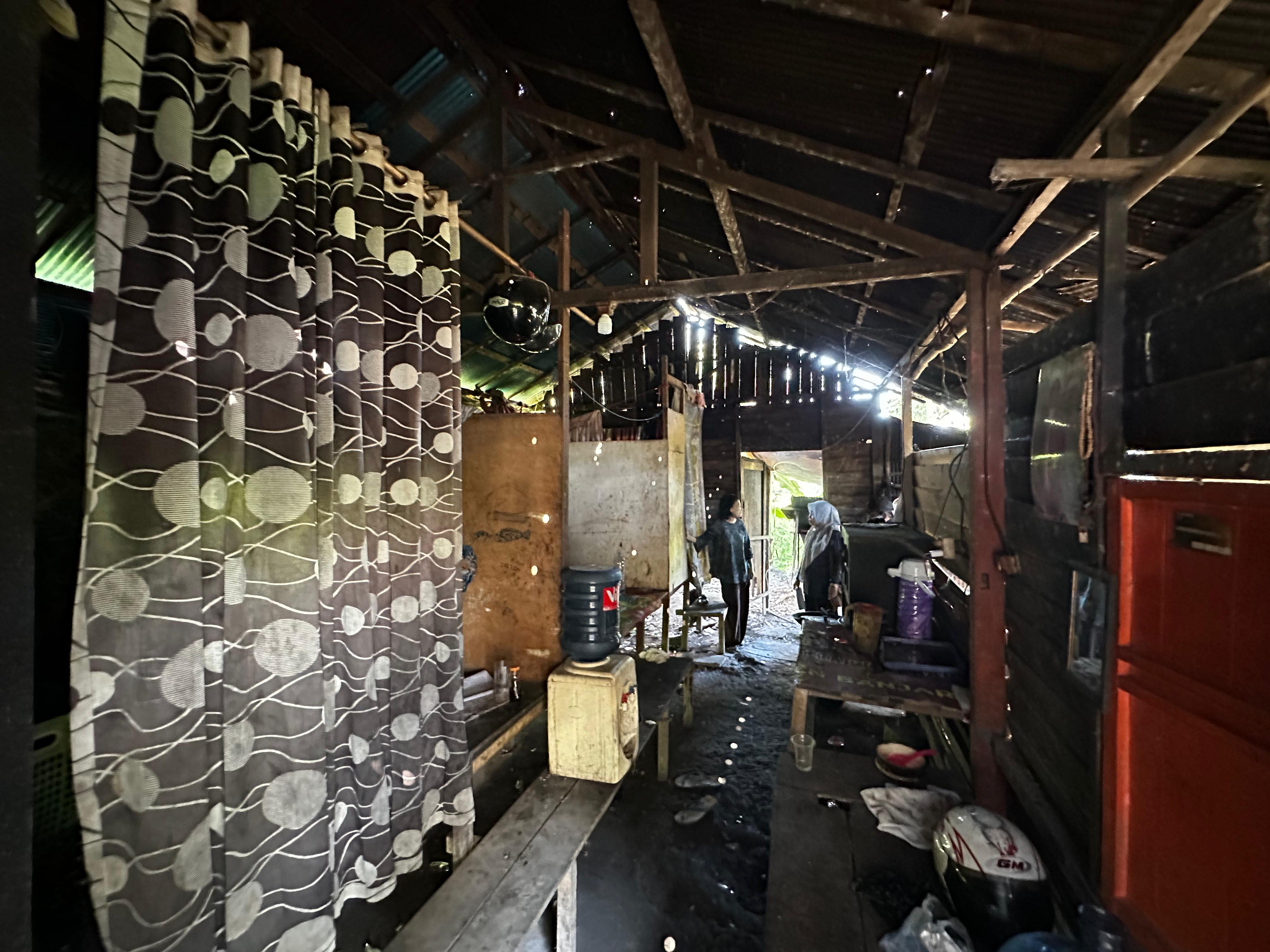 TAK LAYAK: Rumah tidak layak huni milik keluarga disabilitas saat dikunjungi anggota DPRD kota Banjarbaru. (Nurkhalis untuk Radar Banjarmasin)