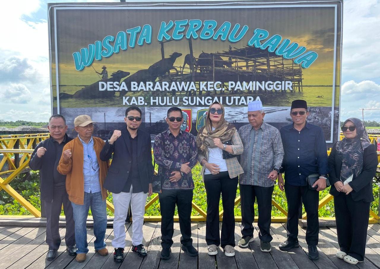 FASILITAS: Ketua DPRD HSU H Fadilah (empat dari kiri), dan rekan komisi tinjau progres pembangunan Wisata Kerbau Rawa di Desa Bararawa, Kecamatan Paminggir.
