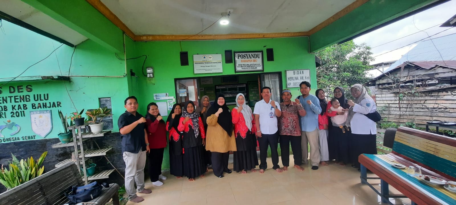 FOTO BERSAMA: BPBD Banjar dan warga dalam kegiatan monev pascabencana di Martapura Barat.
