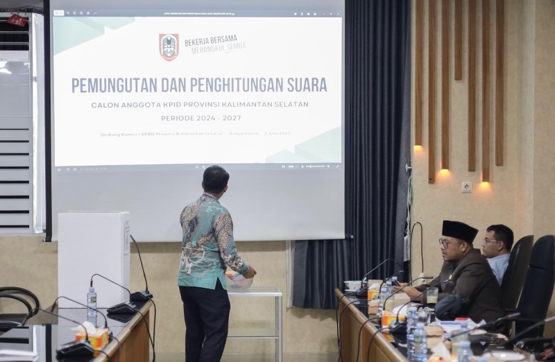 VOTING: Pemilihan Anggota KPID Kalsel periode 2024-2027 yang dilakukan oleh Komisi II DPRD Kalsel. (Foto: Muhammad Oscar Fraby/Radar Banjarmasin)