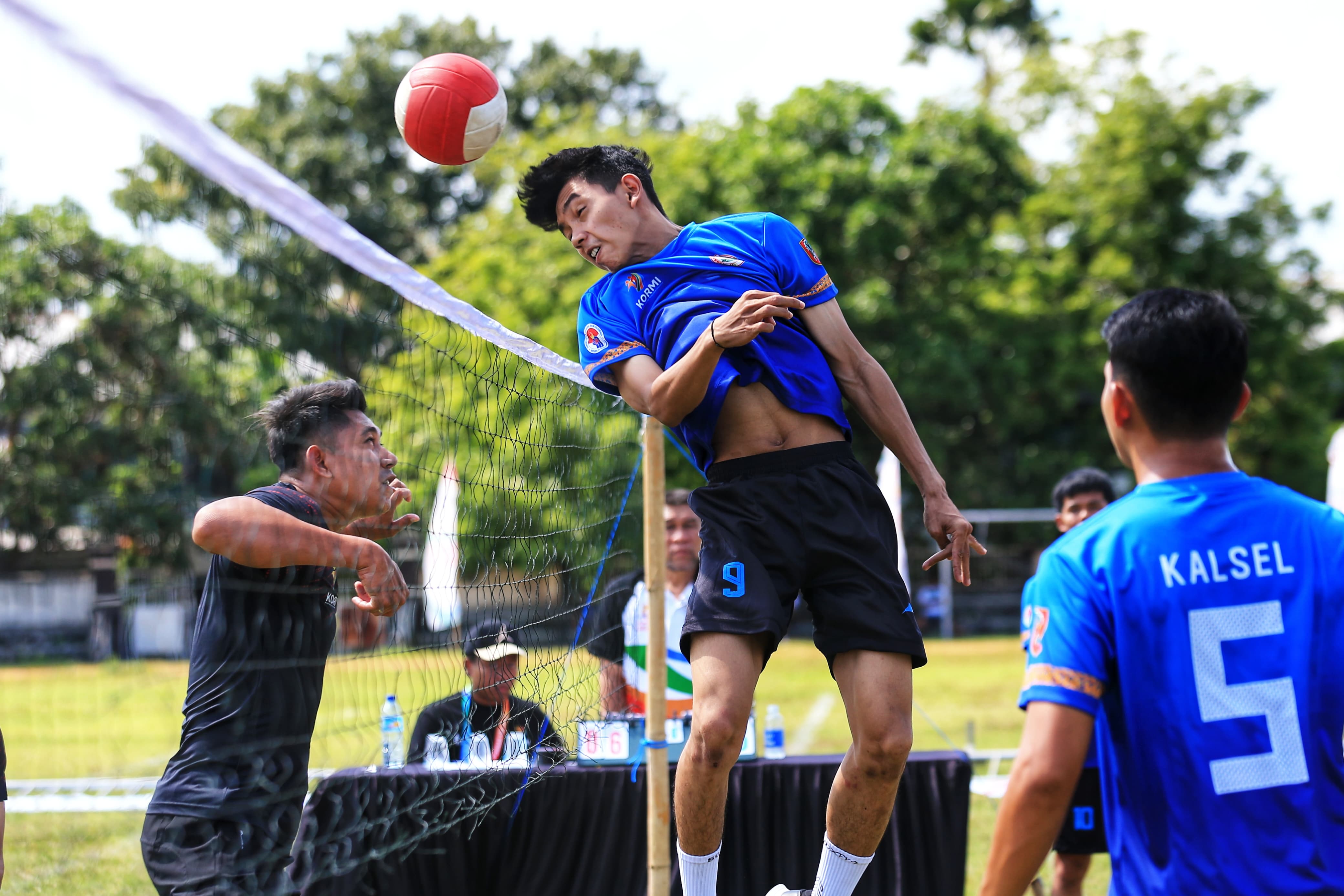 PERTANDINGAN: Suasana pertandingan bola sundul di Lapangan Universitas Mataram, saat tim Kalsel menghadapi Bali pada laga pembuka FORNAS VIII NTB 2025. (M Idris Jian Sidik)