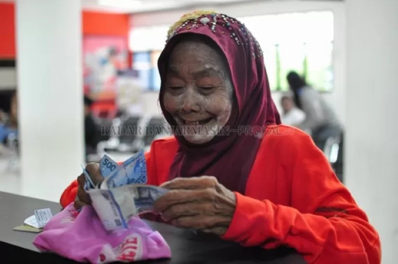 Ilustrasi warga tidak mampu sedang menerima bantuan sosial