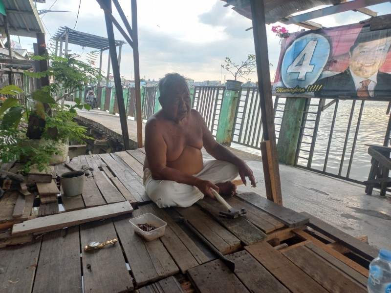 CEMAS: Nurdin, warga Kampung Hijau RT 2, menatap titian di depan rumahnya yang kian miring.