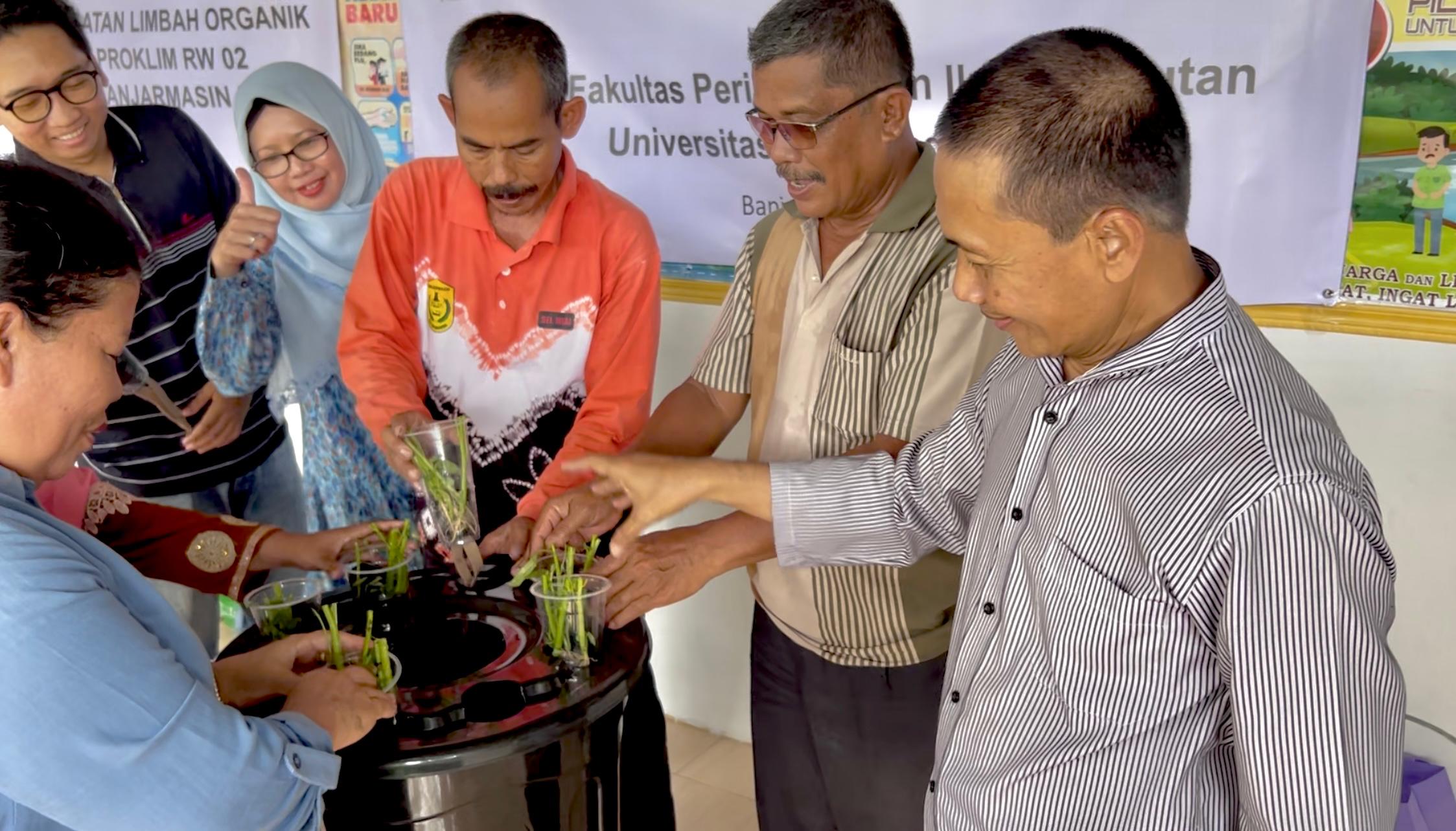 PRODUKTIF:PDWA PKM Budikdamber Dosen Prodi Akuakultur FPK ULM di RW 02, Kelurahan Sungai Miai, Kecamatan Banjarmasin Utara, Sabtu (26/7/2025).