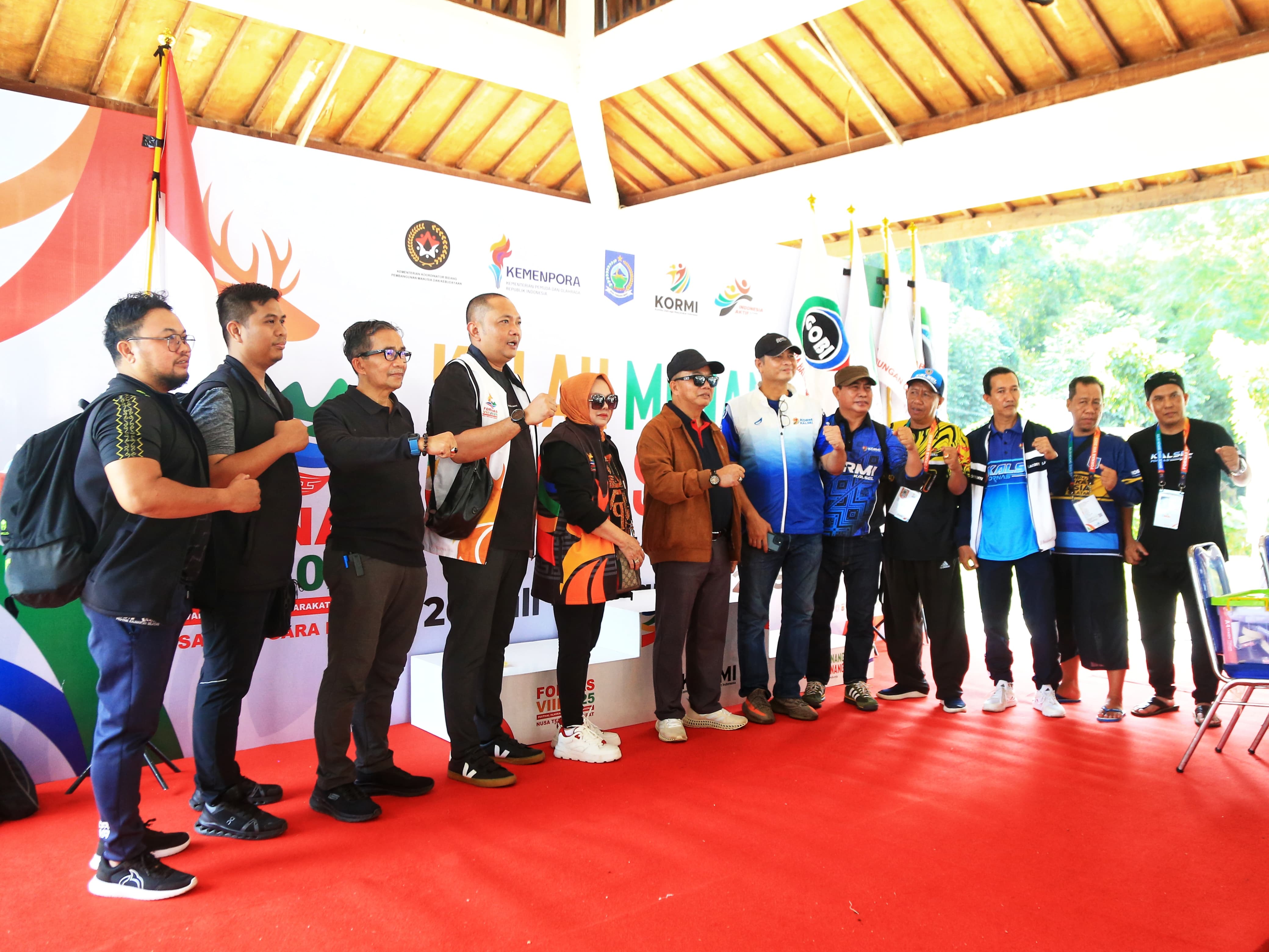 Ekspresi semangat para pegiat Kalimantan Selatan saat menuntaskan laga-laga hari kedua FORNAS VIII NTB 2025, Minggu (27/7), dengan tambahan puluhan medali dari berbagai induk olahraga. (M Idris Jian S