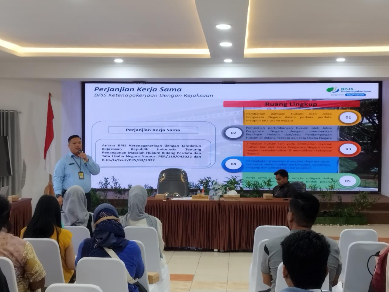 SOSIALISASI: Perwakilan perusahaan hadir dalam kegiatan yang dikemas dalam bentuk sosialisasi bertajuk kepatuhan jaminan sosial ketenagakerjaan.(Foto : Giri untuk Radar Banjarmasin)
